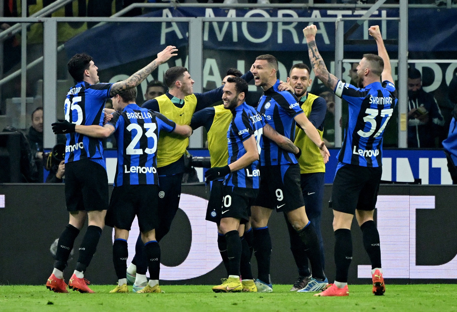 Napoli đứt mạch bất bại, AC Milan v&agrave; Juventus hưởng lợi - Ảnh 3.