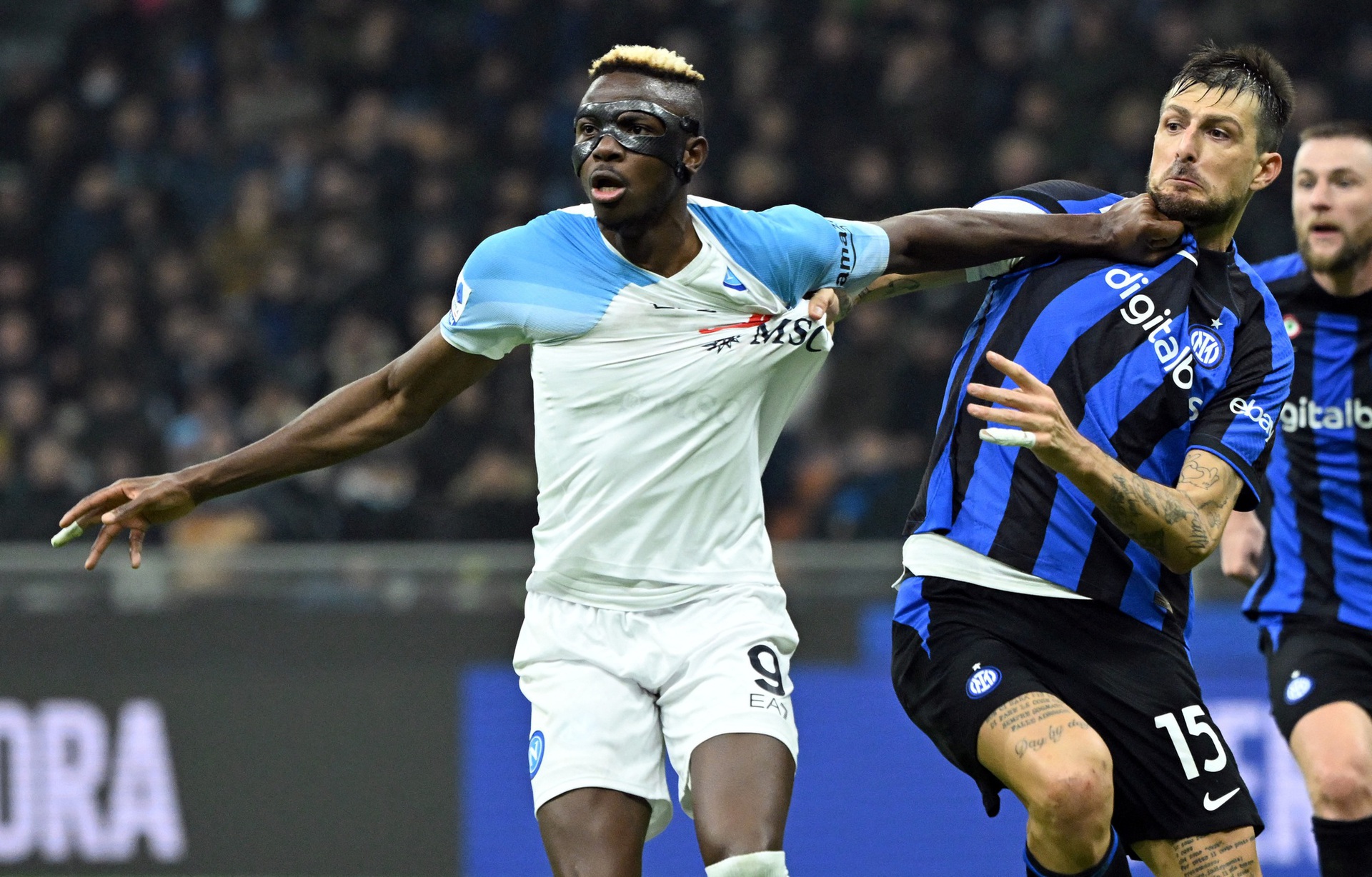 Napoli đứt mạch bất bại, AC Milan v&agrave; Juventus hưởng lợi - Ảnh 4.