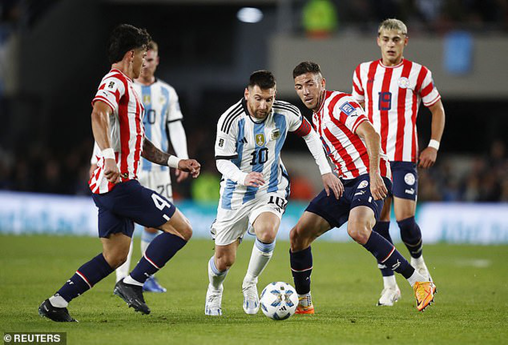 Trung vệ lập si&ecirc;u phẩm, Argentina thắng nh&agrave;n nh&atilde; Paraguay - Ảnh 3.