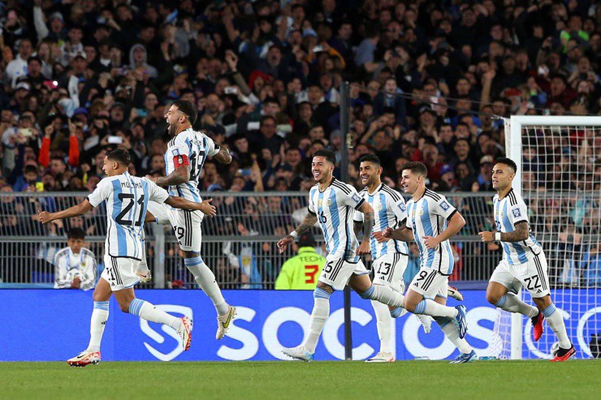 Trung vệ lập si&ecirc;u phẩm, Argentina thắng nh&agrave;n nh&atilde; Paraguay - Ảnh 1.
