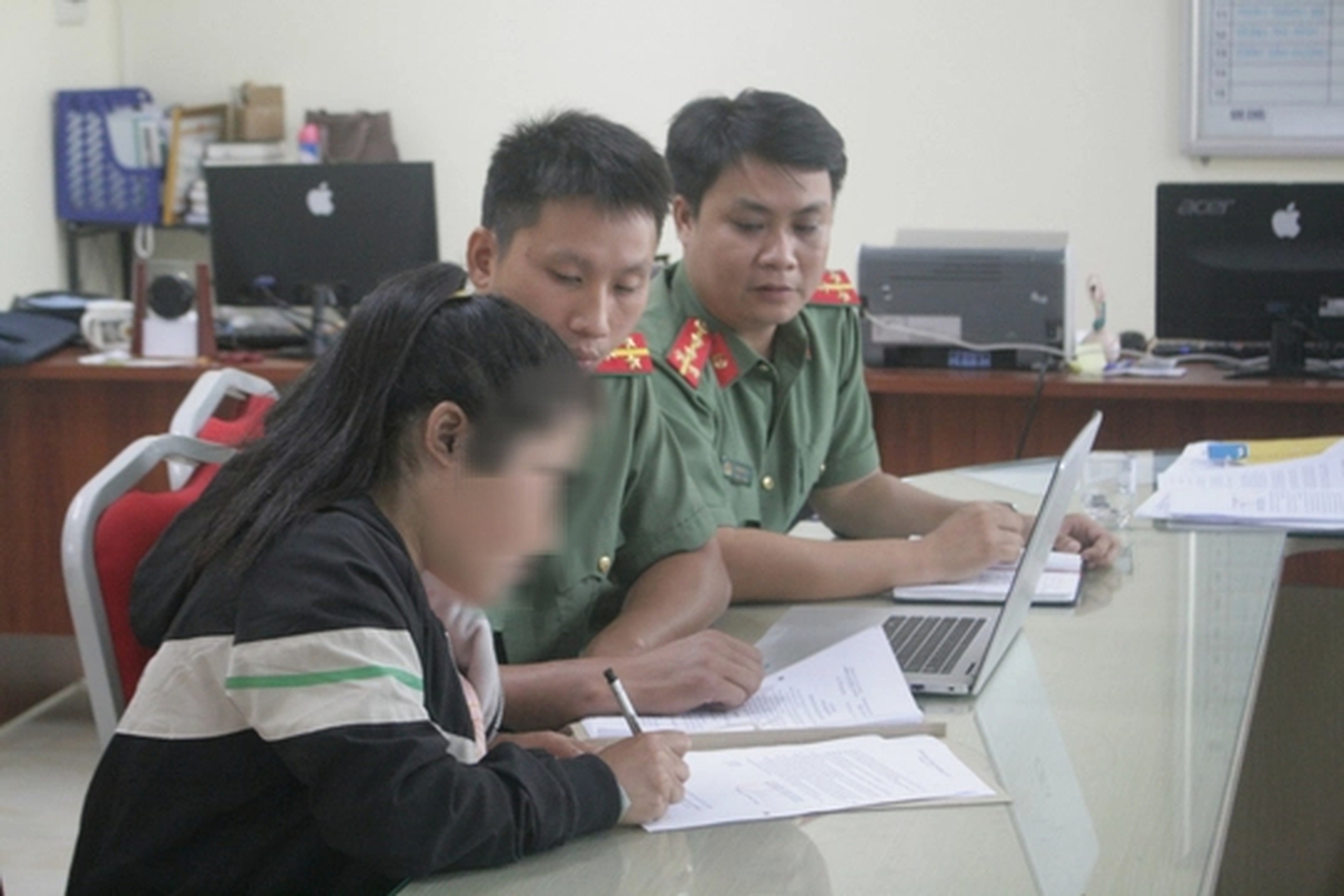 Mẹ vi phạm bị xử l&yacute;, con g&aacute;i l&ecirc;n mạng b&ocirc;i nhọ ch&iacute;nh quyền v&agrave; c&ocirc;ng an - Ảnh 1.