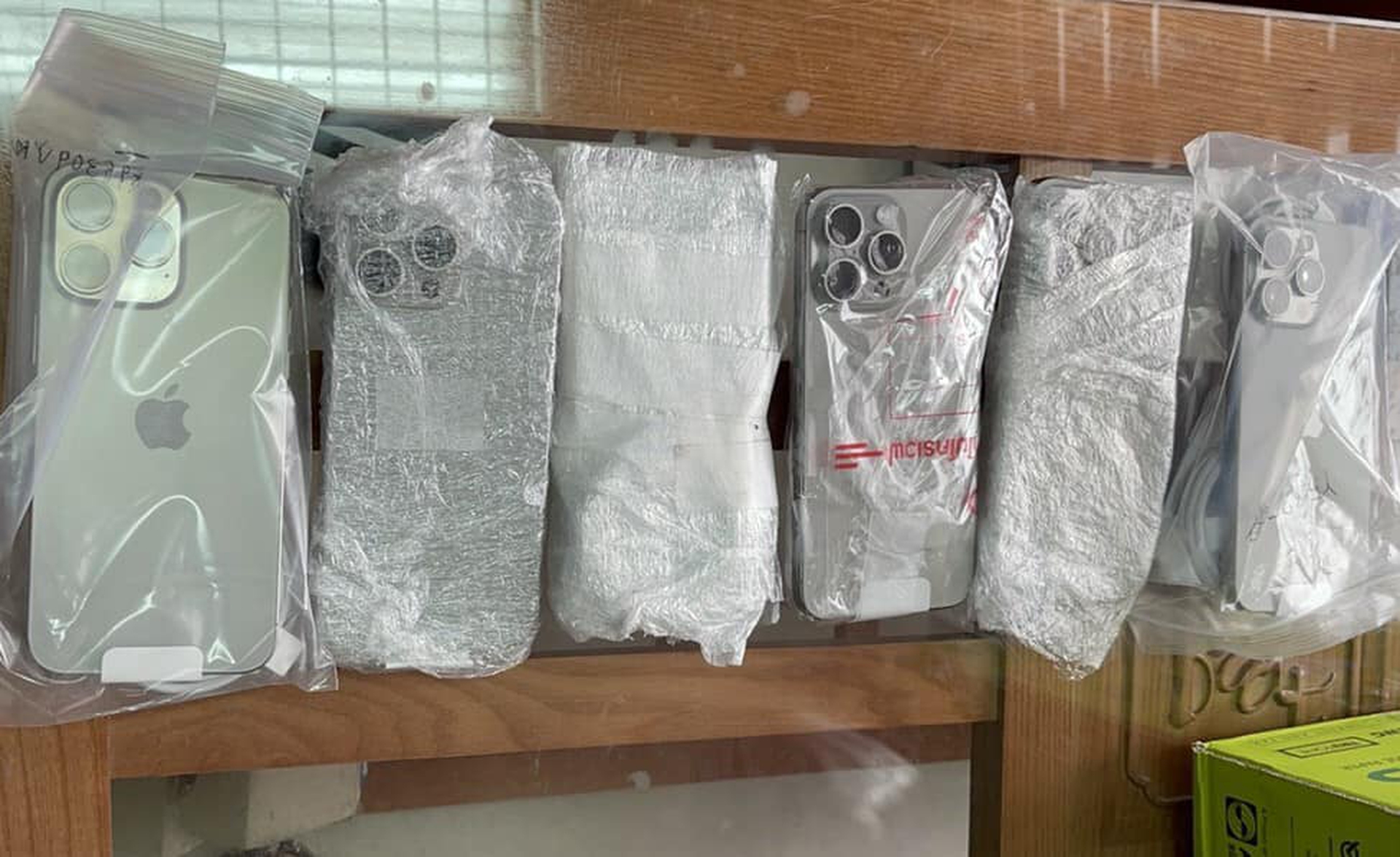 Bắt giam một đầu nậu bu&ocirc;n lậu iPhone 15 Promax