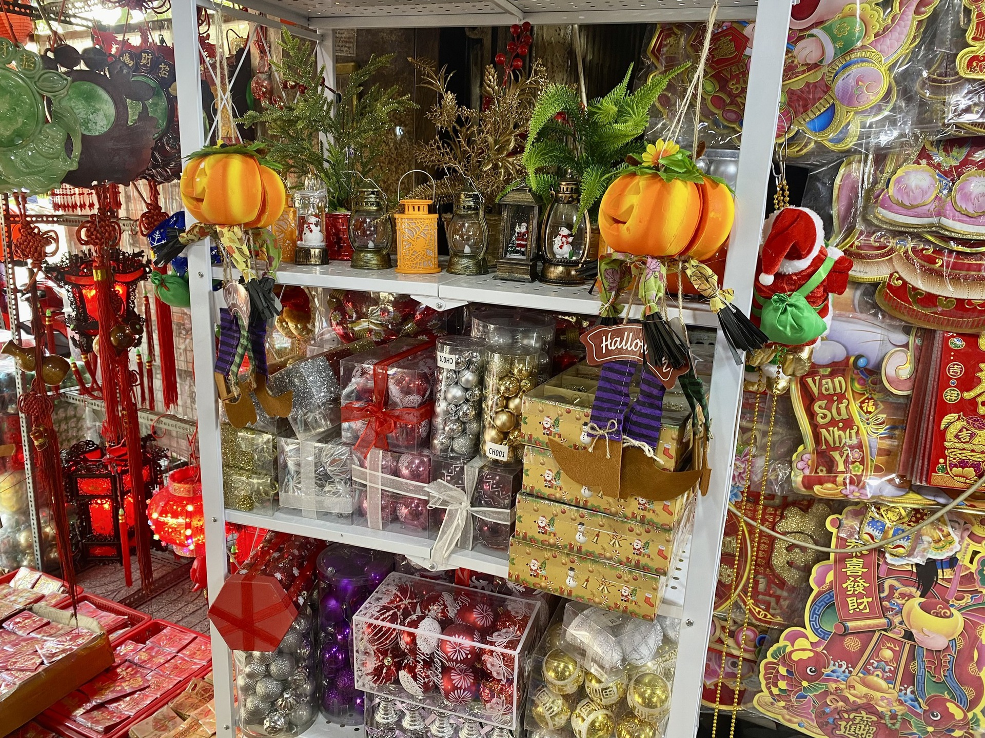 Kinh tế c&ograve;n kh&oacute; khăn, người kinh doanh kh&ocirc;ng c&ograve;n nghĩ tới trang tr&iacute; Halloween - Ảnh 1.