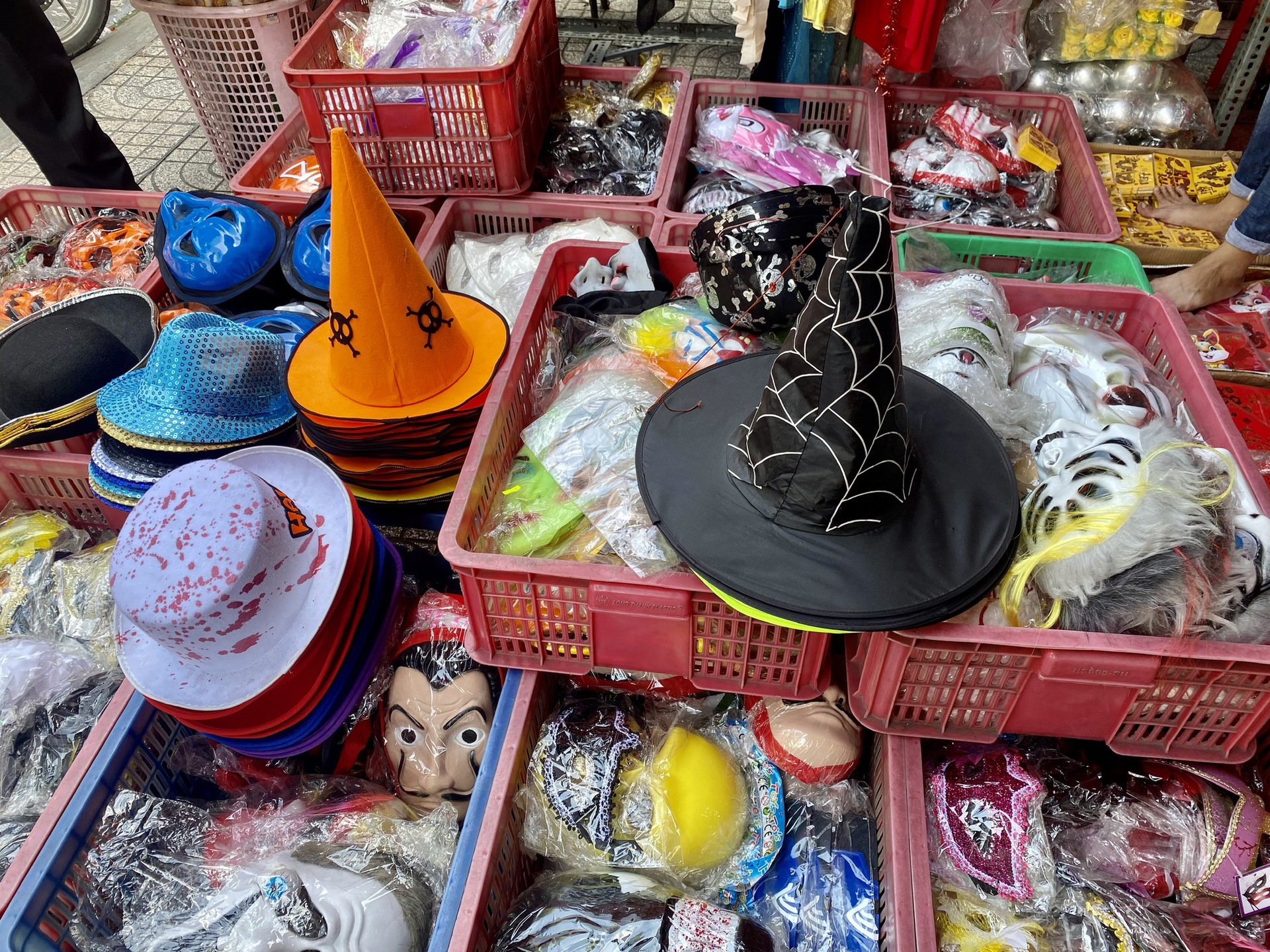 Kinh tế c&ograve;n kh&oacute; khăn, người kinh doanh kh&ocirc;ng c&ograve;n nghĩ tới trang tr&iacute; Halloween - Ảnh 3.
