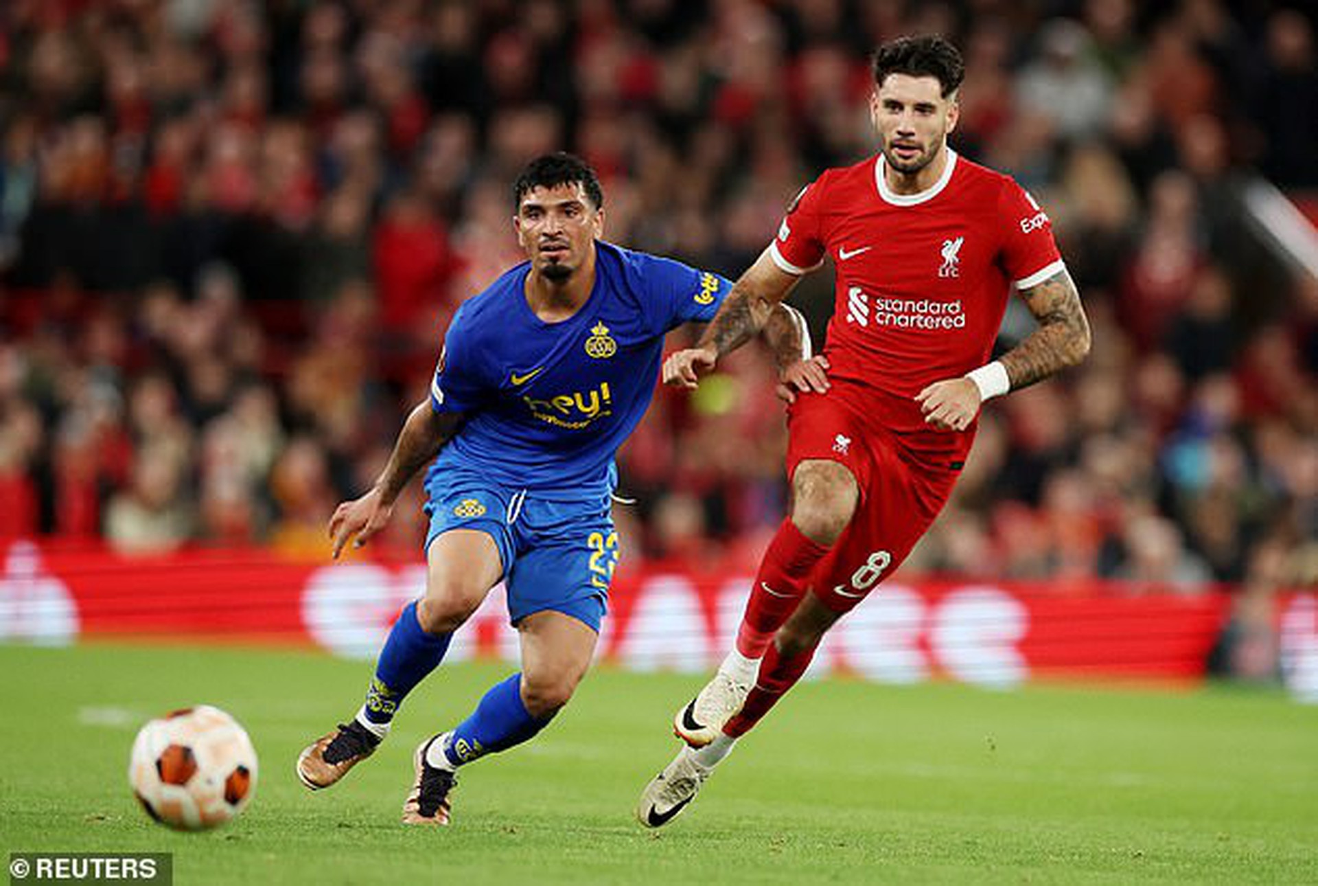 T&acirc;n binh b&ugrave;ng nổ, Liverpool thắng tưng bừng s&acirc;n cỏ Europa League - Ảnh 1.