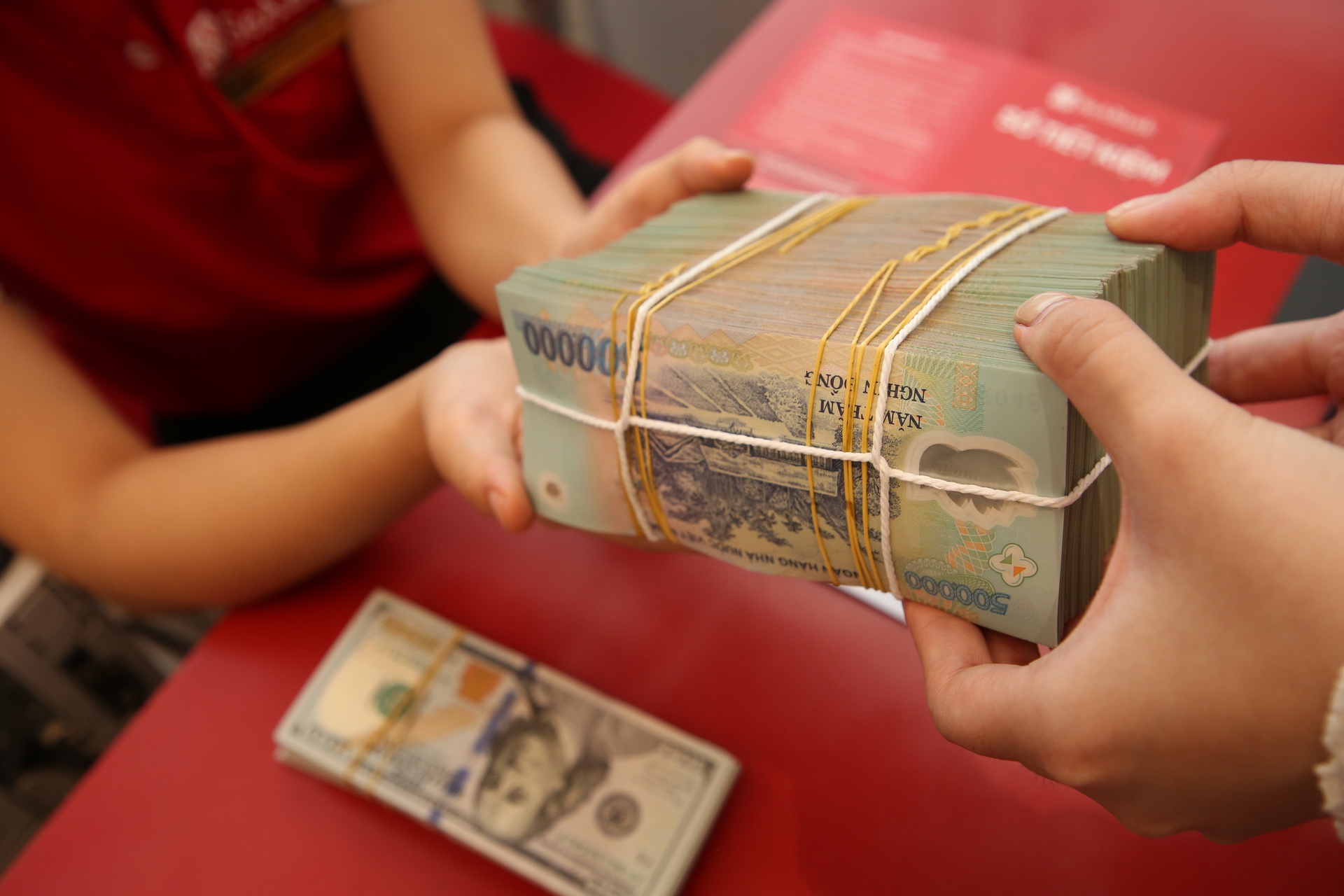L&atilde;i suất h&ocirc;m nay 26-11: V&igrave; sao ng&acirc;n h&agrave;ng ồ ạt tăng l&atilde;i gửi tiết kiệm?- Ảnh 2.
