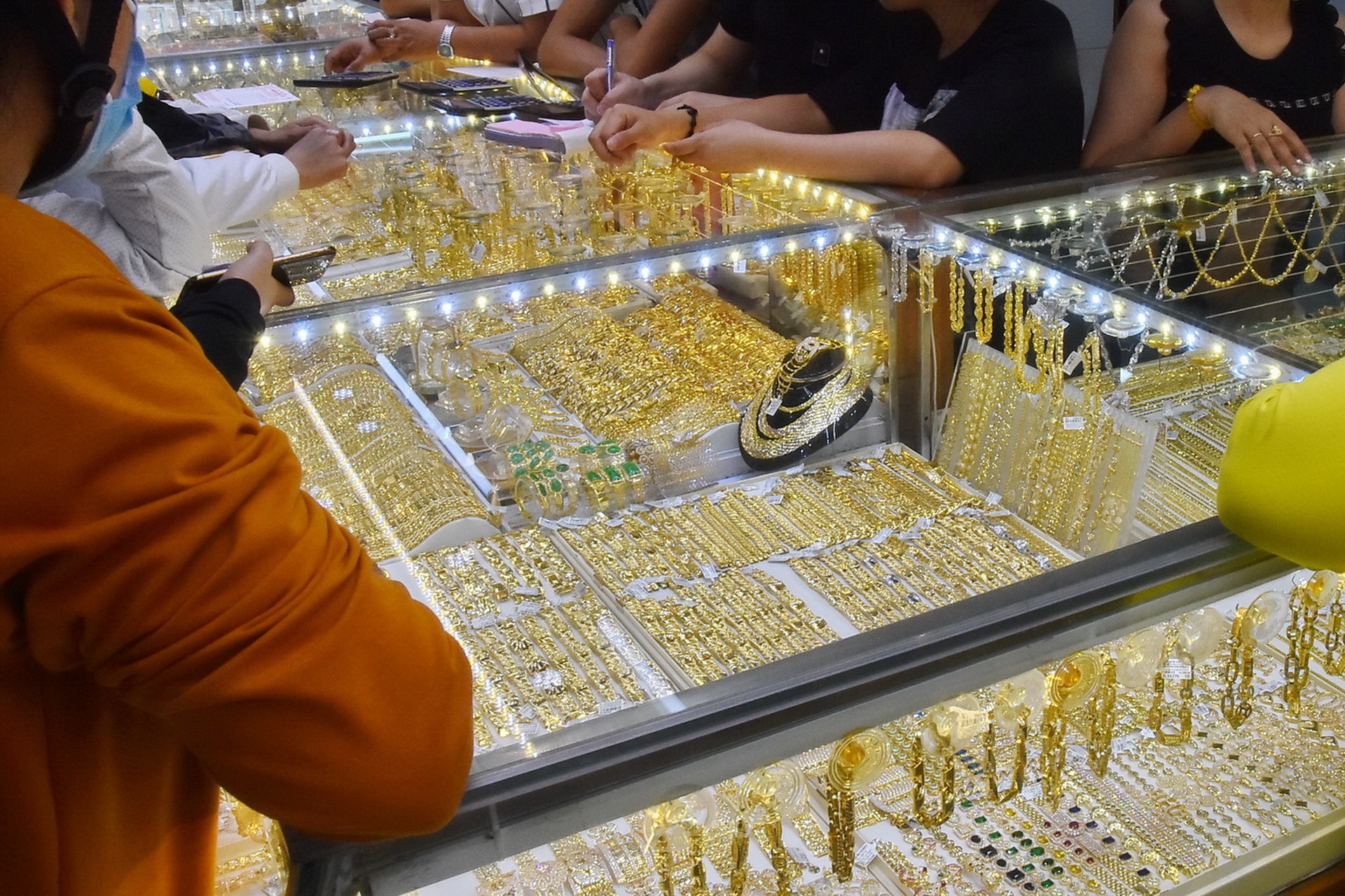 Gi&aacute; v&agrave;ng h&ocirc;m nay 10-10: V&agrave;ng thế giới tăng mạnh - Ảnh 1.