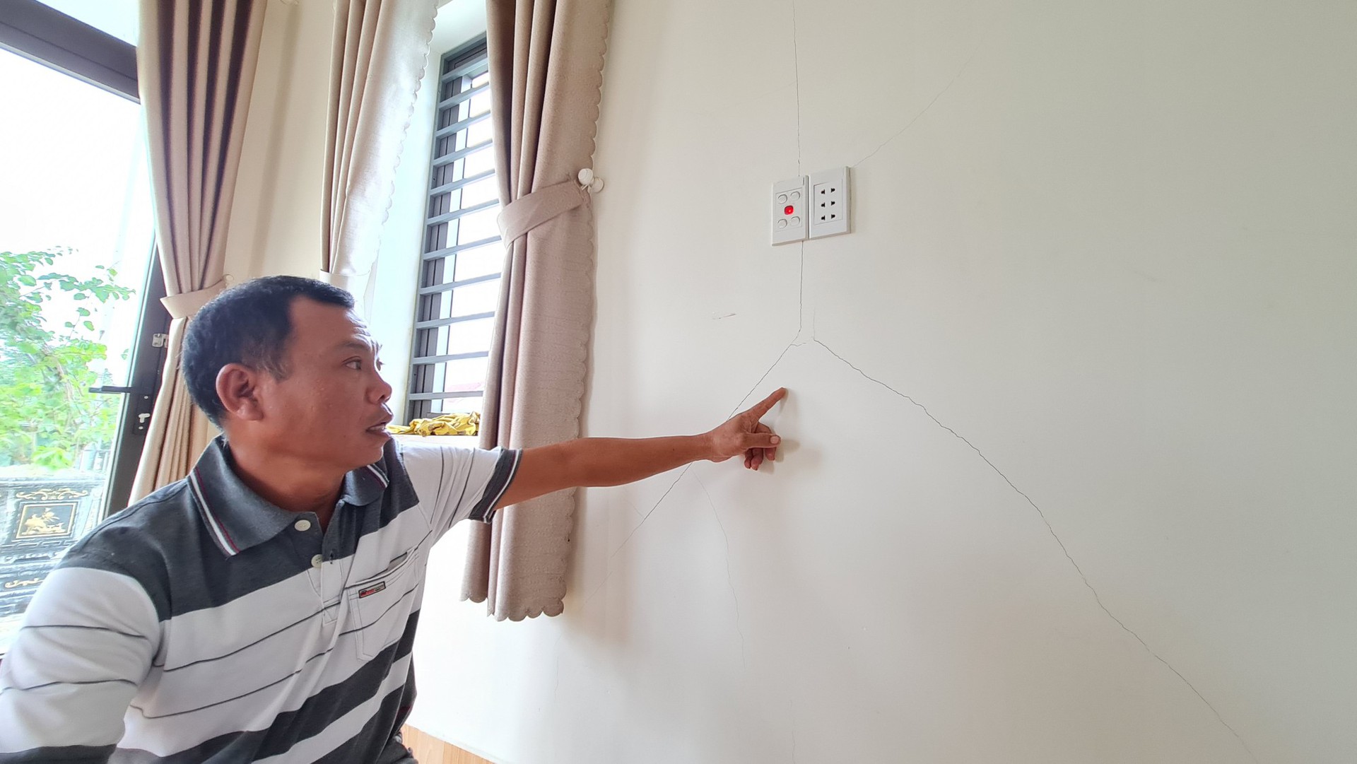 CLIP: Thấy nh&agrave; rung lắc, người d&acirc;n chặn thi c&ocirc;ng đường hơn 700 tỉ ở Đ&agrave; Nẵng - Ảnh 3.