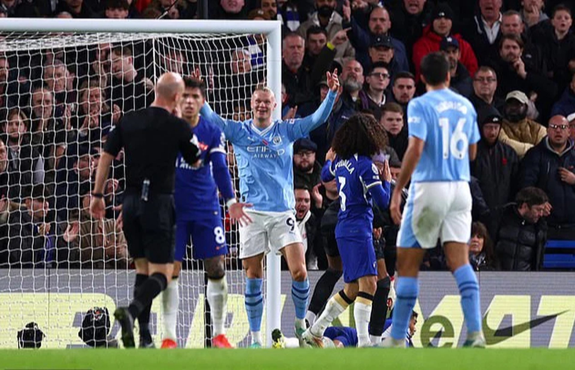 VAR v&agrave; trọng t&agrave;i Taylor lại bị chỉ tr&iacute;ch sau đại chiến Chelsea - Man City - Ảnh 3.