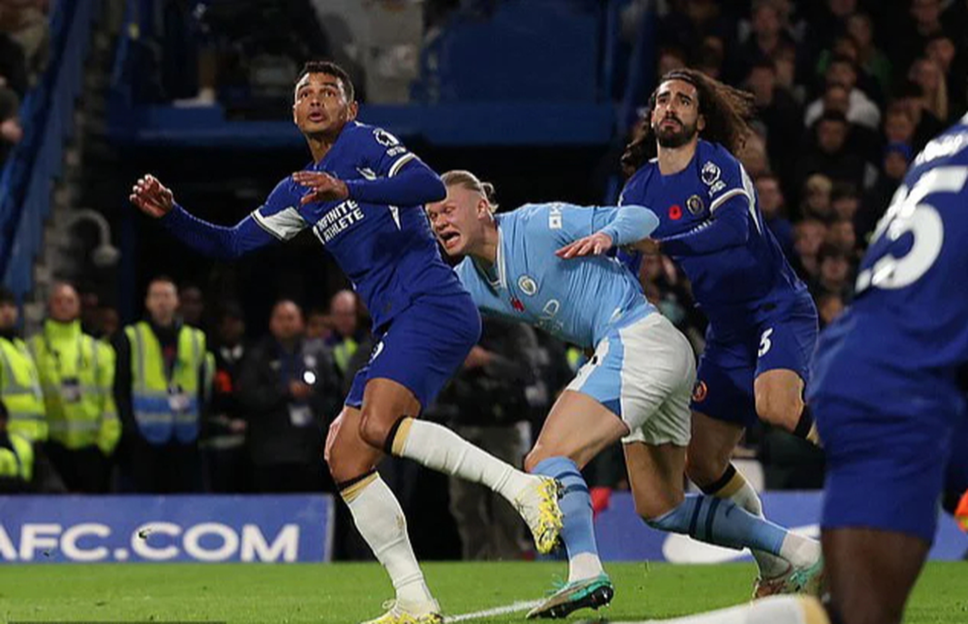 VAR v&agrave; trọng t&agrave;i Taylor lại bị chỉ tr&iacute;ch sau đại chiến Chelsea - Man City - Ảnh 2.