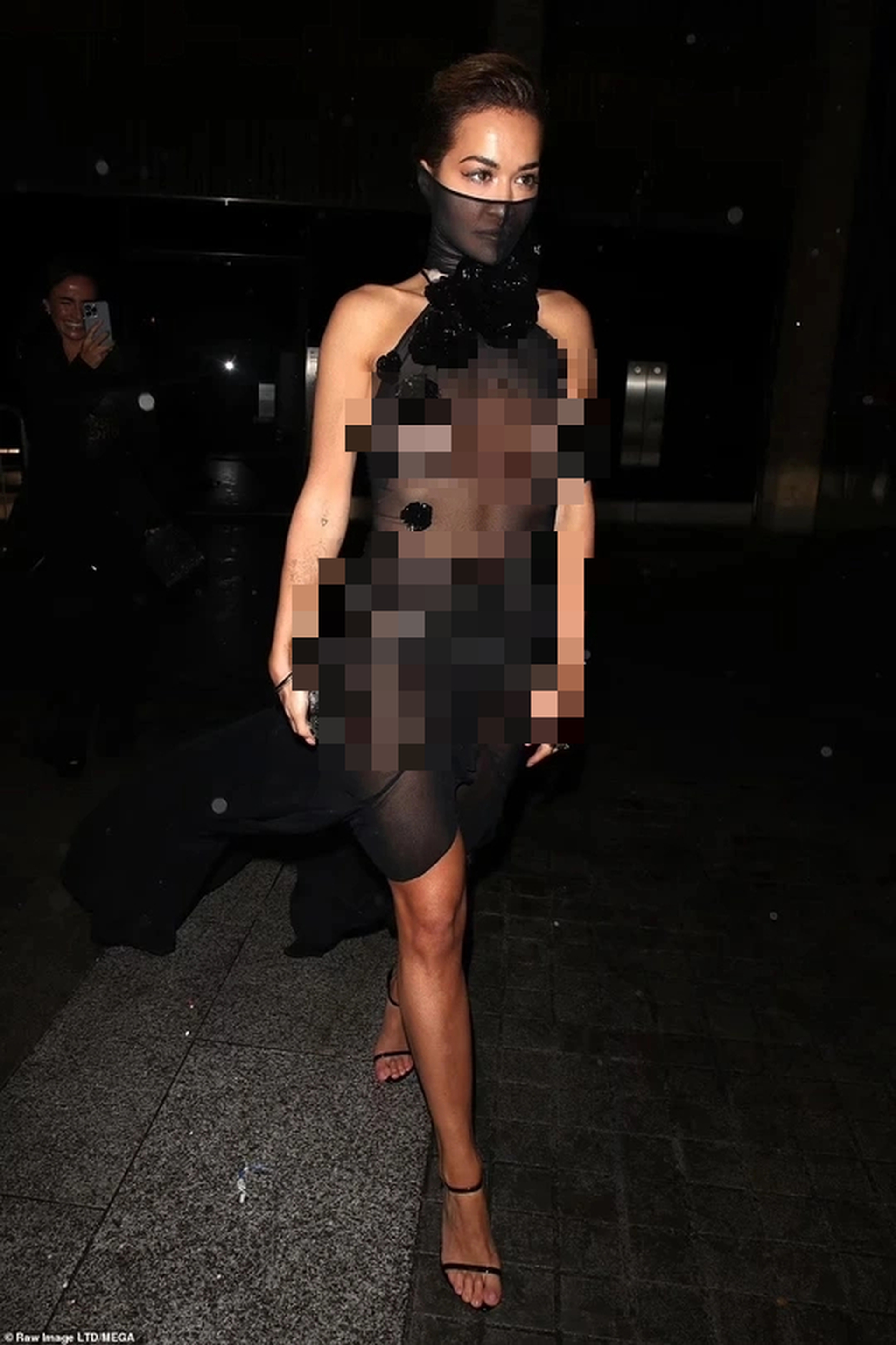 Ca sĩ Rita Ora g&acirc;y sốc với đầm xuy&ecirc;n thấu - Ảnh 1.