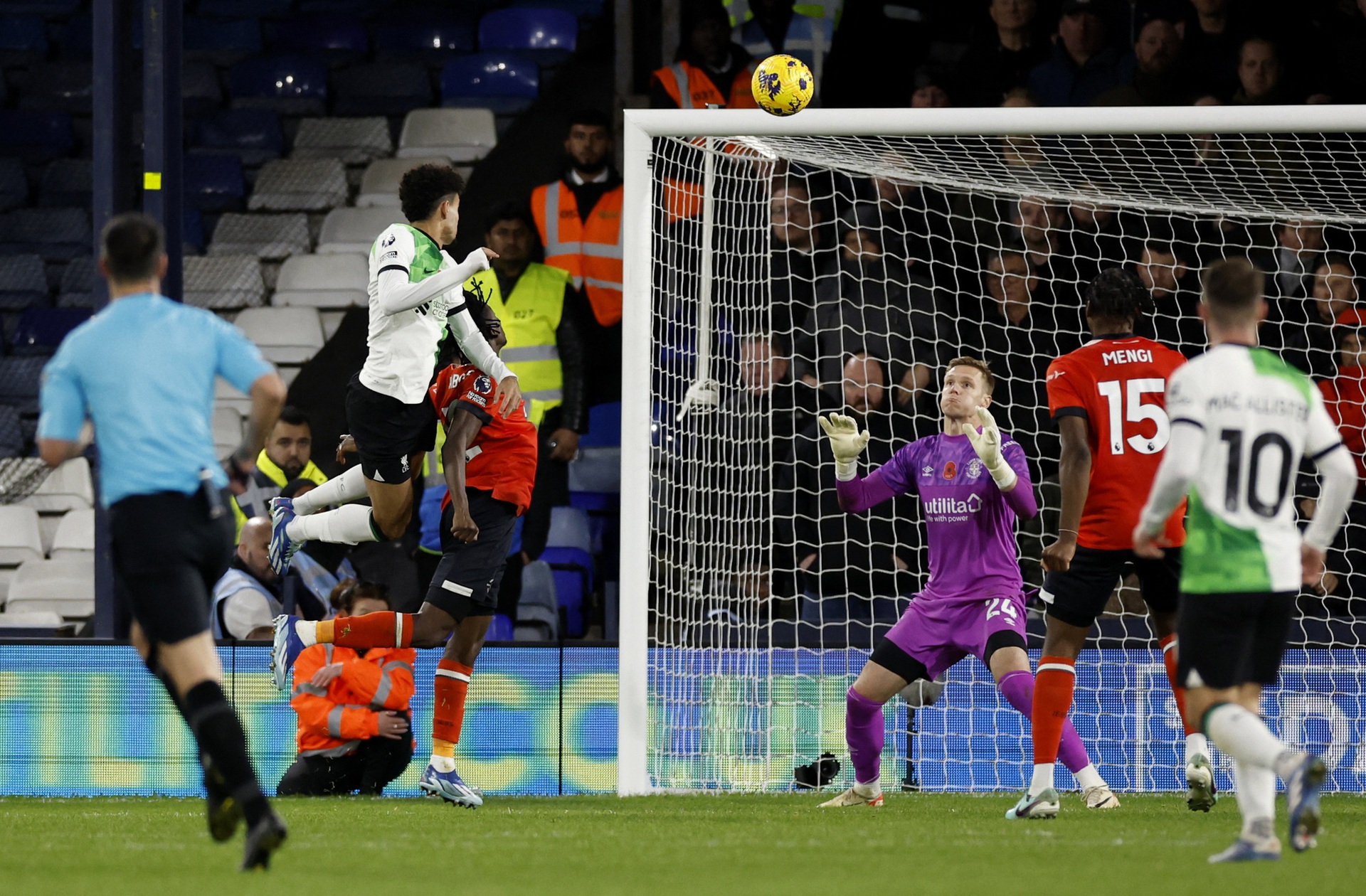 Liverpool bị t&acirc;n binh Luton Town chia điểm, n&oacute;ng rực bảng xếp hạng - Ảnh 4.