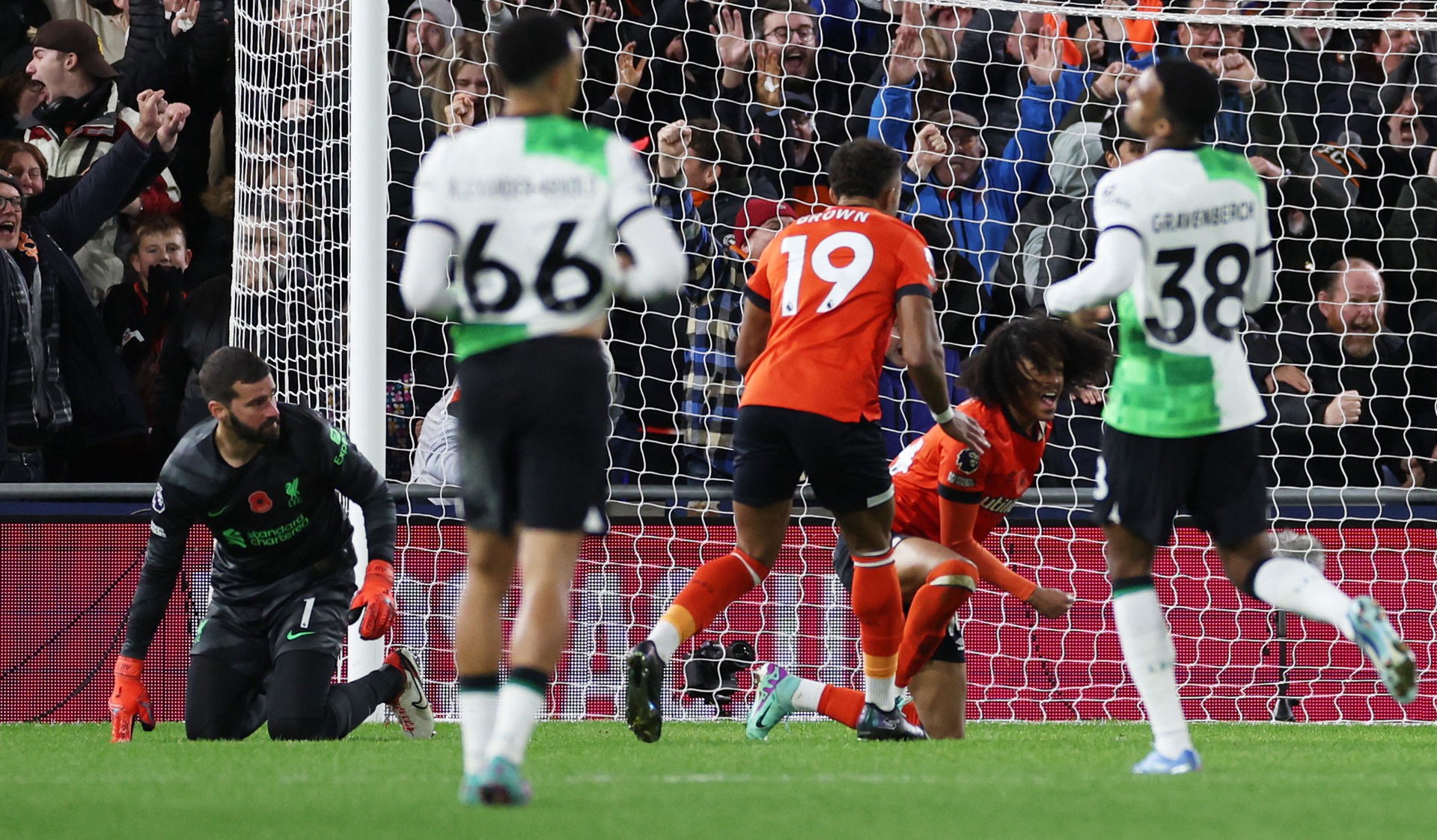 Liverpool bị t&acirc;n binh Luton Town chia điểm, n&oacute;ng rực bảng xếp hạng - Ảnh 3.