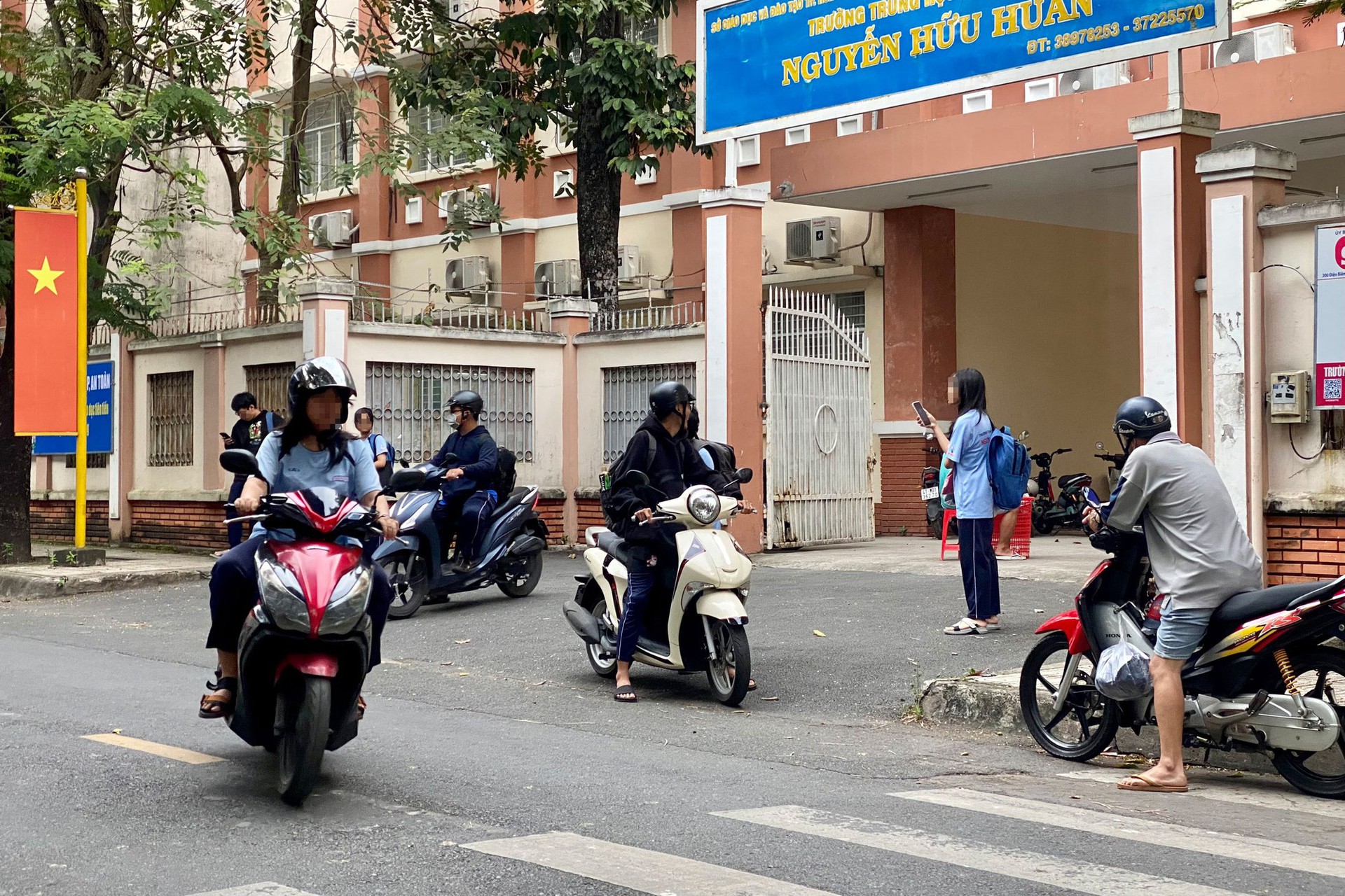 Học sinh chạy xe m&aacute;y: Những rủi ro lớn