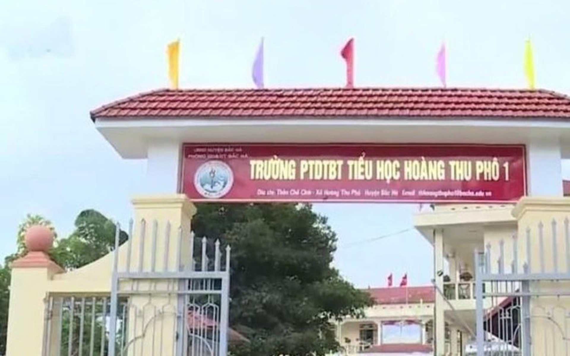 Vụ 11 học sinh ăn 2 g&oacute;i m&igrave; t&ocirc;m chan cơm: Đ&igrave;nh chỉ c&ocirc;ng t&aacute;c hiệu trưởng
