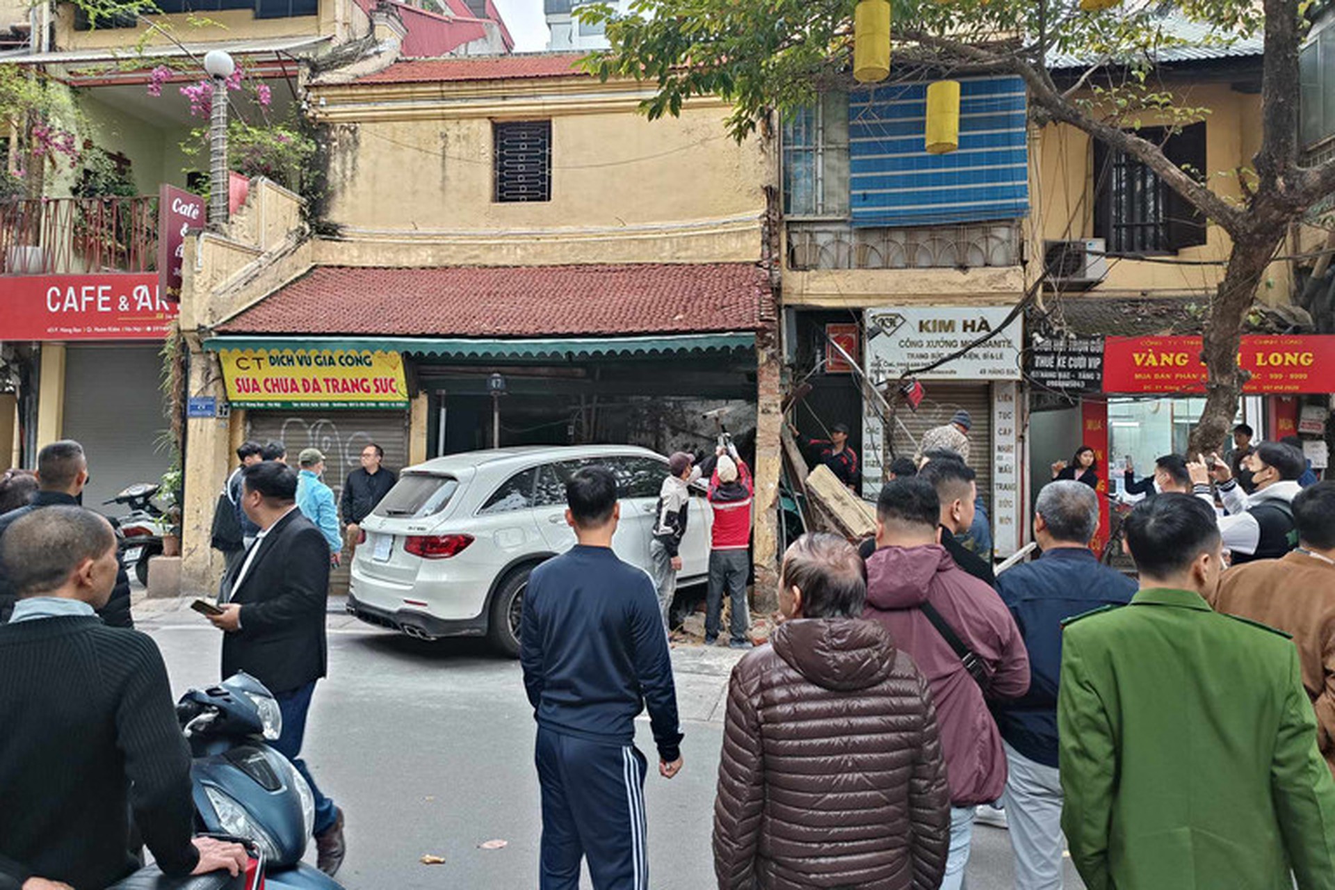 c&ocirc; g&aacute;i l&aacute;i &ocirc; t&ocirc; t&ocirc;ng v&agrave;o nh&agrave; phố cổ