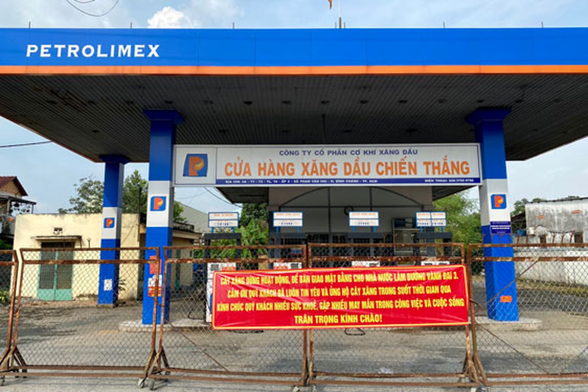 Một c&acirc;y xăng rời đi nhường lại mặt bằng để phục vụ x&acirc;y dựng tuyến V&agrave;nh đai 3, đoạn qua huyện B&igrave;nh Ch&aacute;nh, TP HCM Ảnh: ANH VŨ