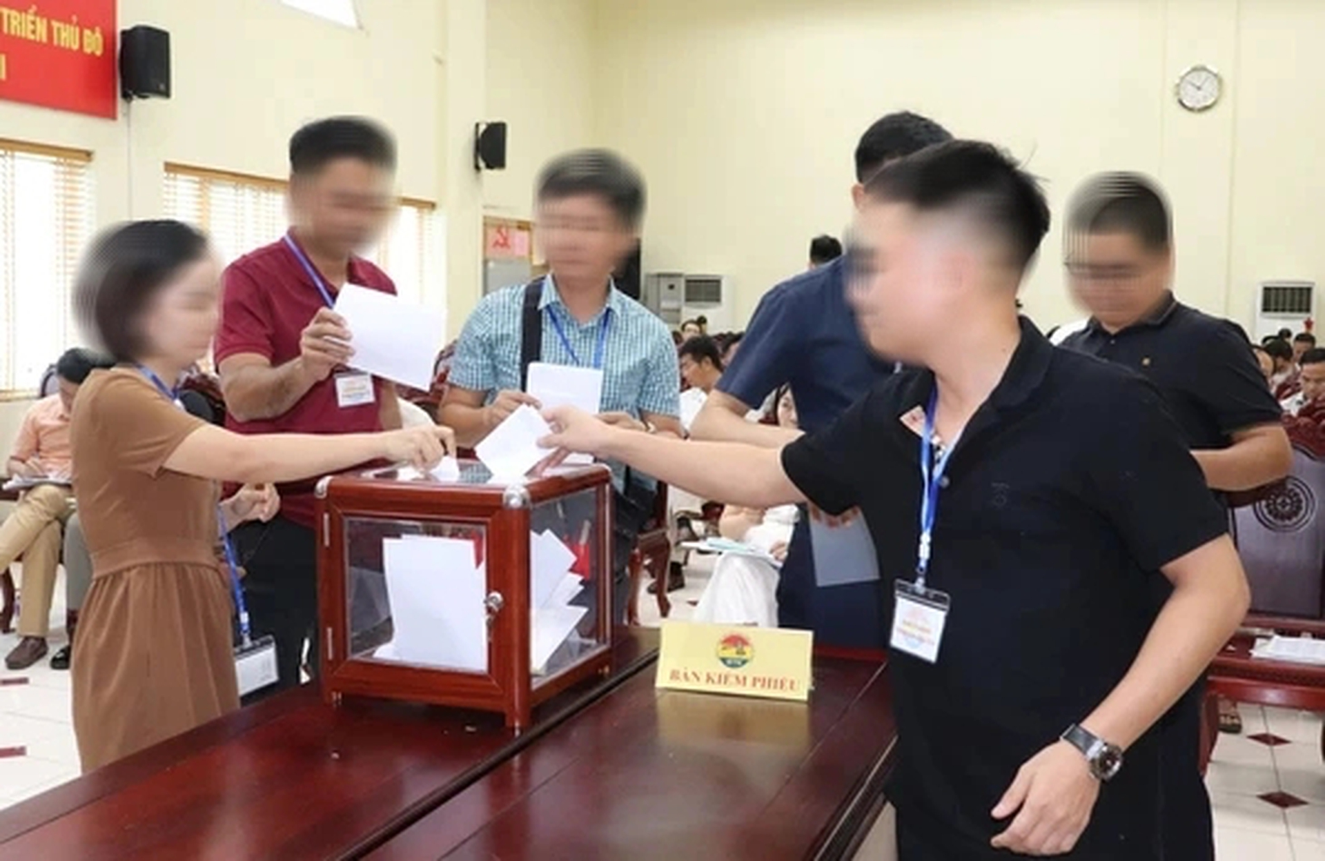 Bất thường vụ đấu gi&aacute; 3 mỏ c&aacute;t 1.700 tỉ đồng: H&agrave; Nội xin gia hạn b&aacute;o c&aacute;o trước 15-12 - Ảnh 1.