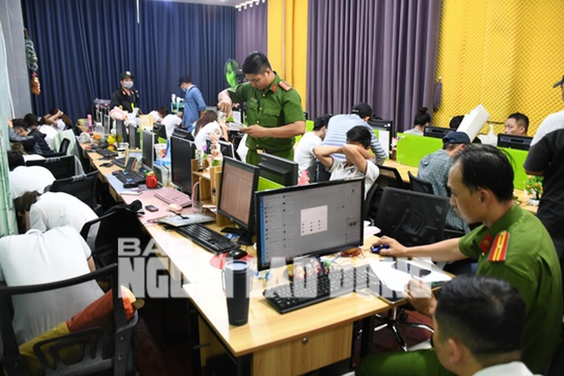 Vụ đột k&iacute;ch C&ocirc;ng ty Luật TNHH Ph&aacute;p Việt: H&agrave;ng ng&agrave;n nạn nh&acirc;n bị dọa giết vợ, con - Ảnh 1.