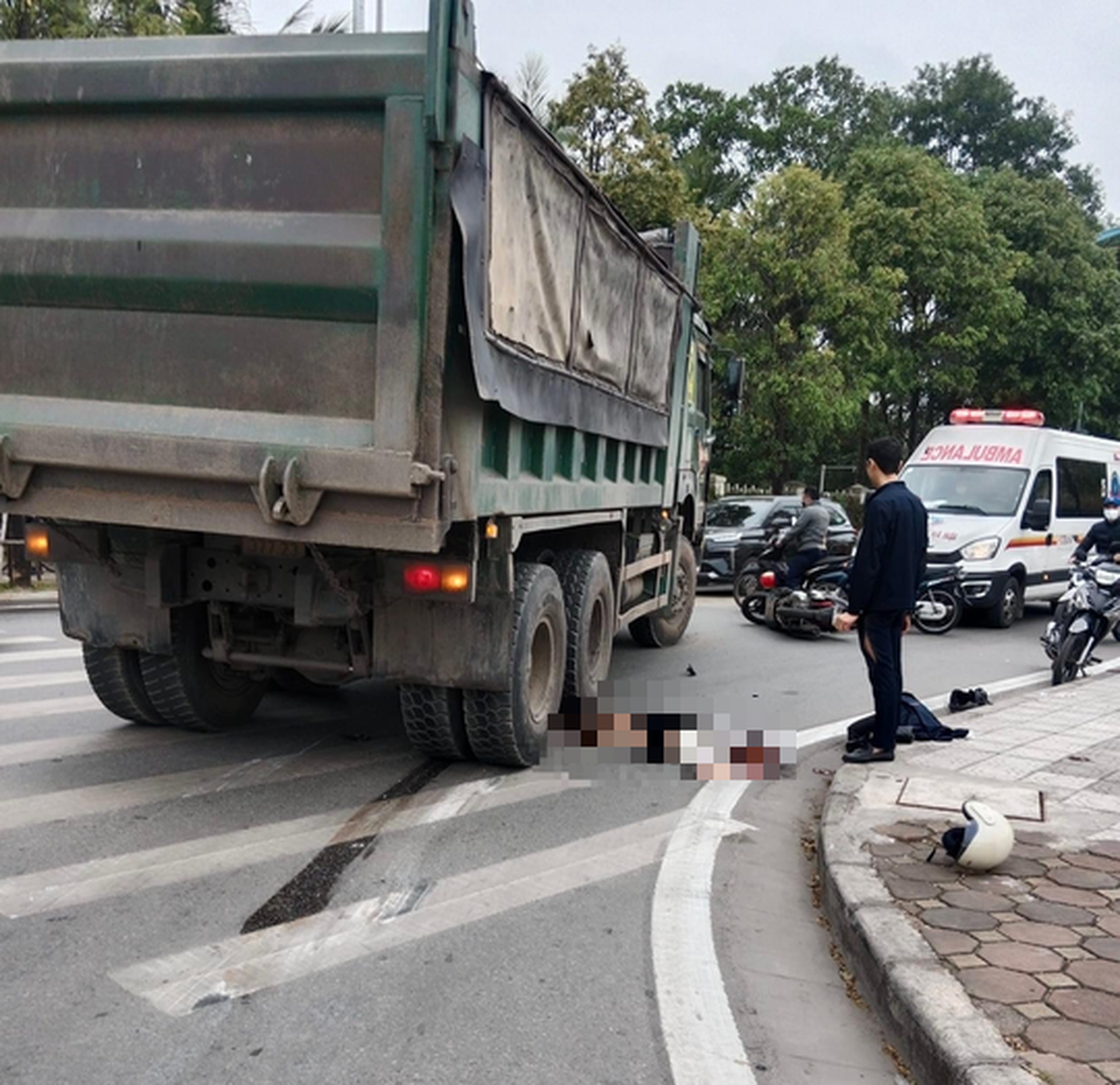 Xe tải va chạm xe m&aacute;y chở đ&ocirc;i nam nữ, một người tử vong - Ảnh 1.