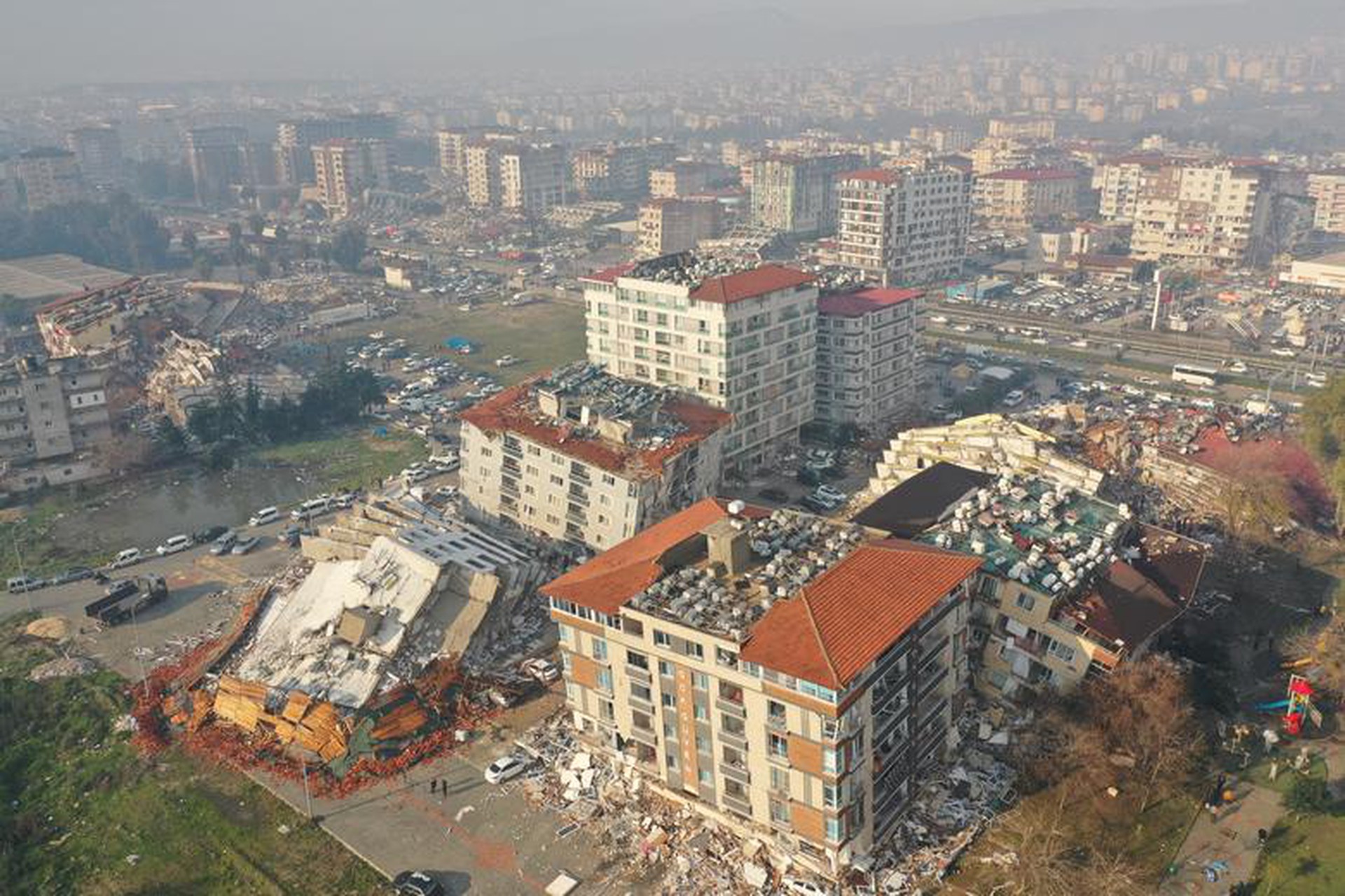 Thảm họa động đất: Số người chết tăng vọt, bi kịch g&oacute;i trong ảnh vệ tinh - Ảnh 11.