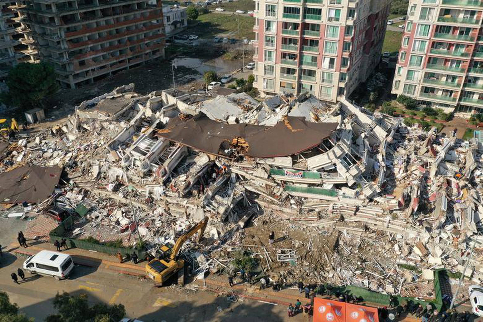 Thảm họa động đất: Số người chết tăng vọt, bi kịch g&oacute;i trong ảnh vệ tinh - Ảnh 9.