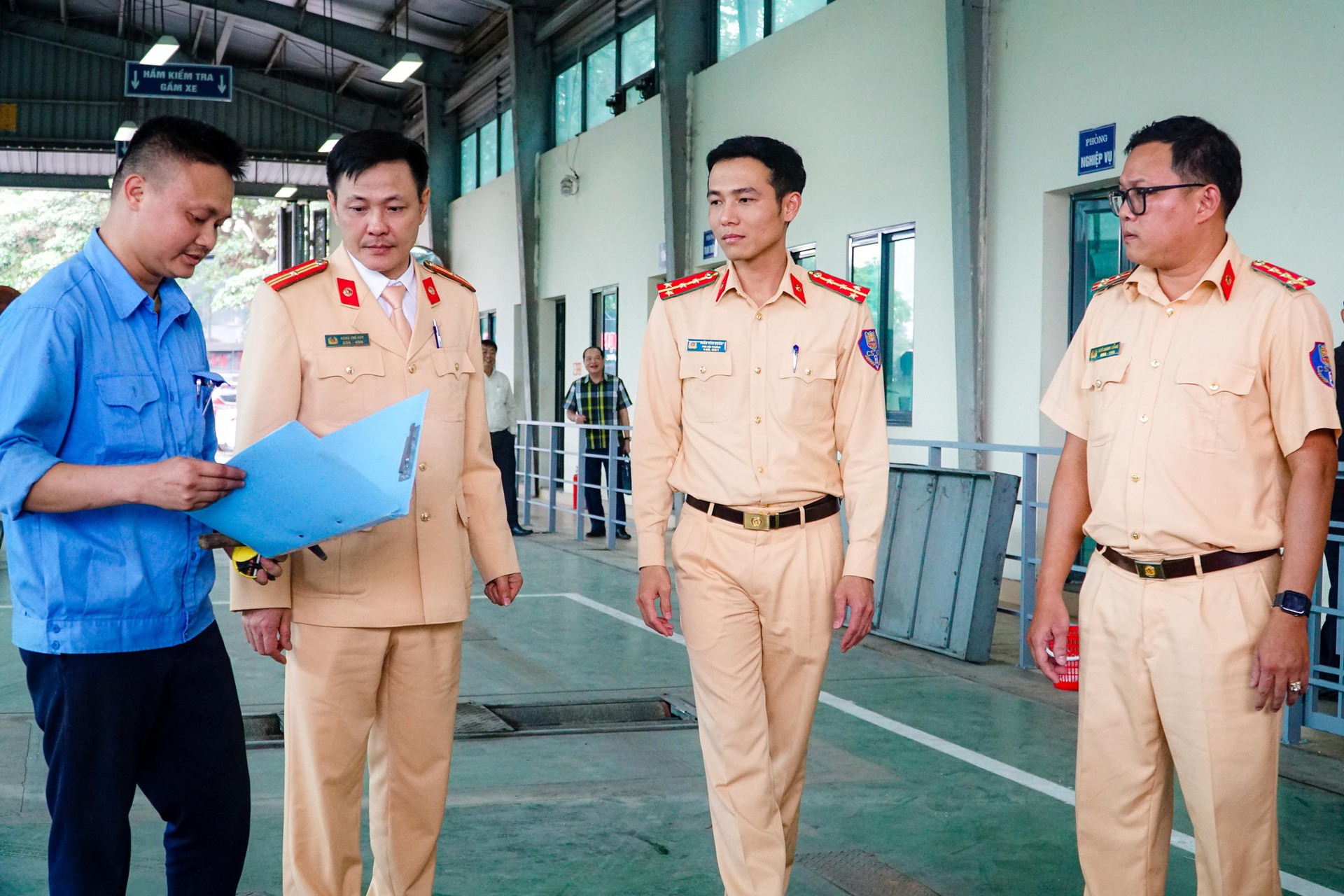 H&igrave;nh ảnh CSGT trong ng&agrave;y đầu hỗ trợ đăng kiểm - Ảnh 1.