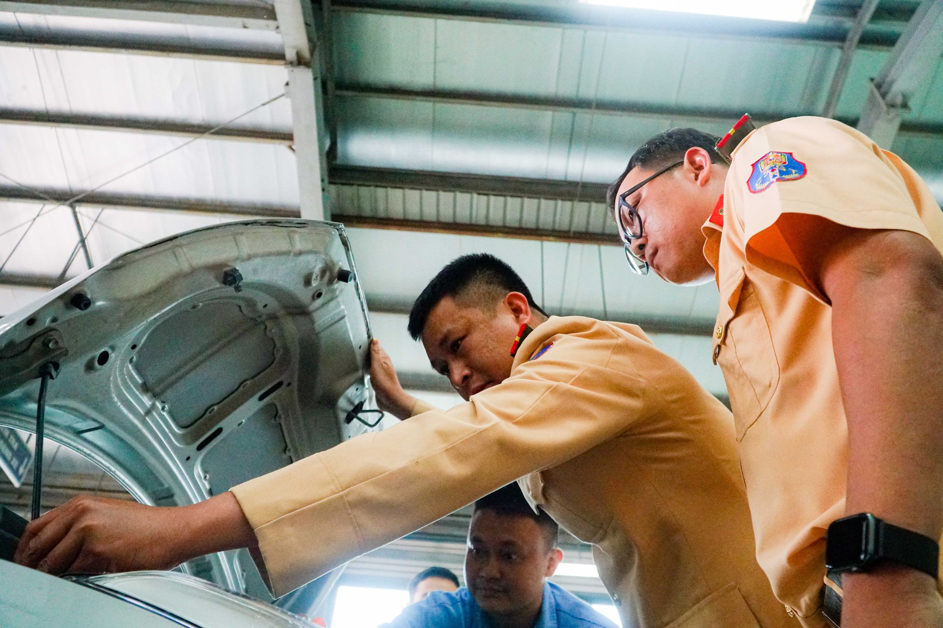 H&igrave;nh ảnh CSGT trong ng&agrave;y đầu hỗ trợ đăng kiểm - Ảnh 4.