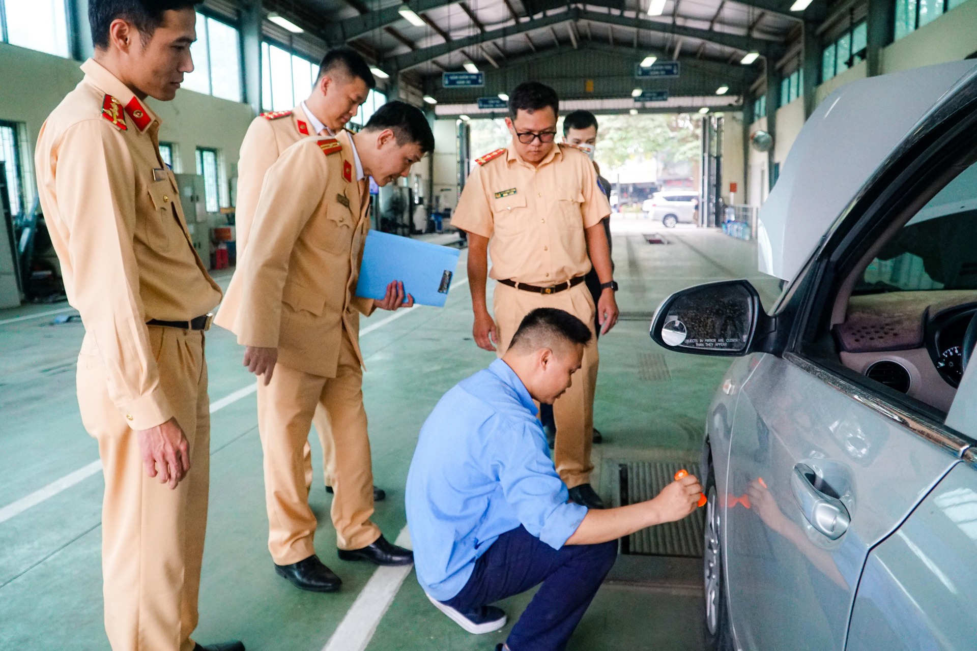 H&igrave;nh ảnh CSGT trong ng&agrave;y đầu hỗ trợ đăng kiểm - Ảnh 3.
