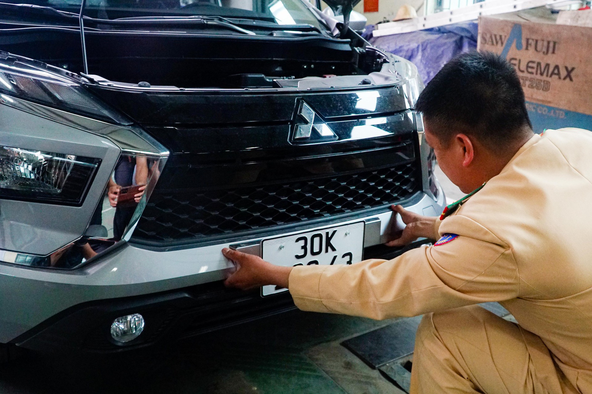 H&igrave;nh ảnh CSGT trong ng&agrave;y đầu hỗ trợ đăng kiểm - Ảnh 7.