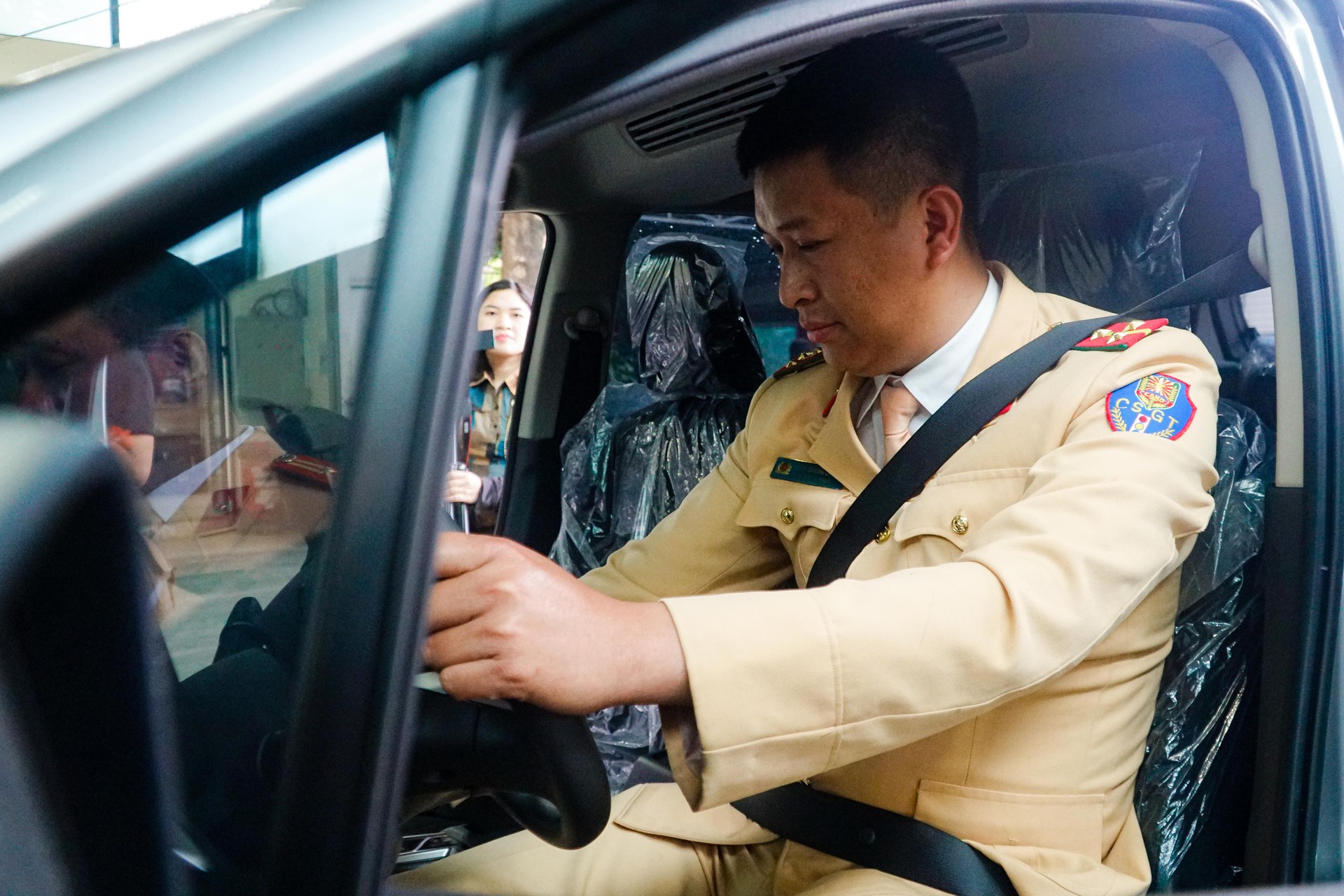 H&igrave;nh ảnh CSGT trong ng&agrave;y đầu hỗ trợ đăng kiểm - Ảnh 10.
