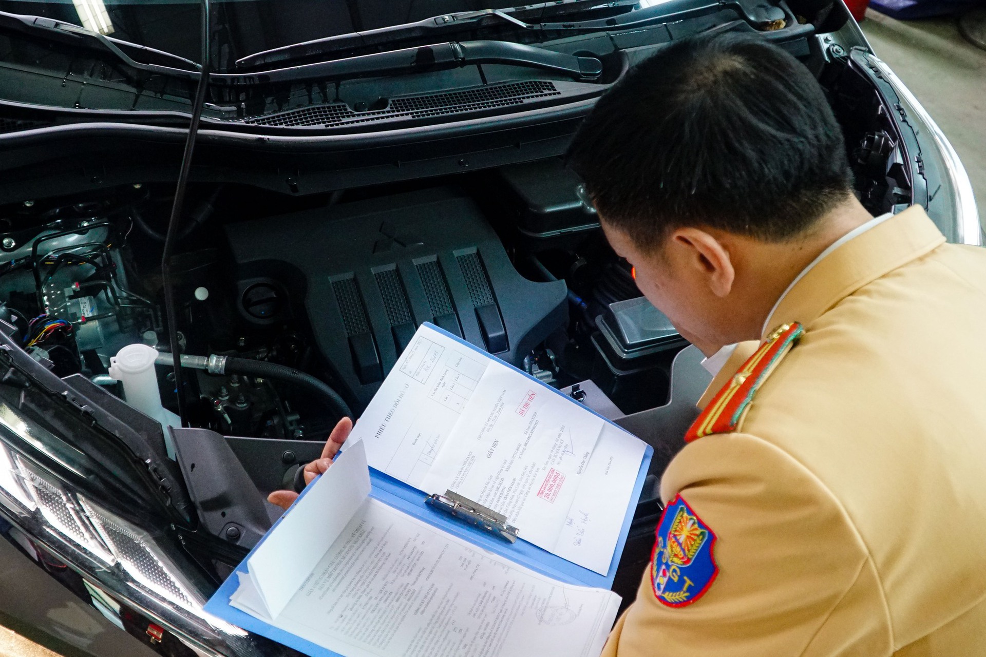 H&igrave;nh ảnh CSGT trong ng&agrave;y đầu hỗ trợ đăng kiểm - Ảnh 11.