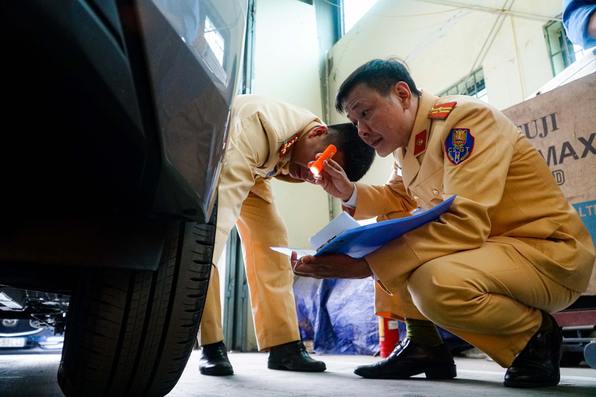 H&igrave;nh ảnh CSGT trong ng&agrave;y đầu hỗ trợ đăng kiểm - Ảnh 5.