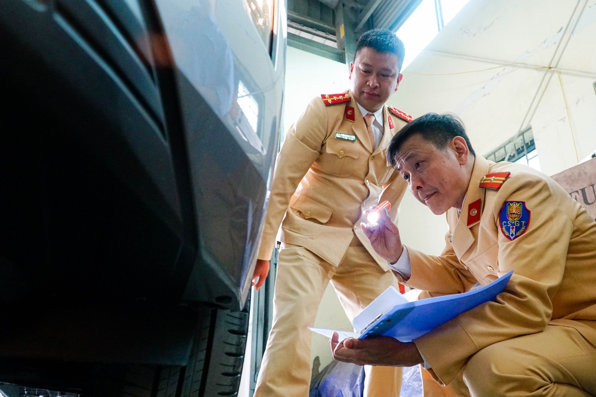 H&igrave;nh ảnh CSGT trong ng&agrave;y đầu hỗ trợ đăng kiểm - Ảnh 6.