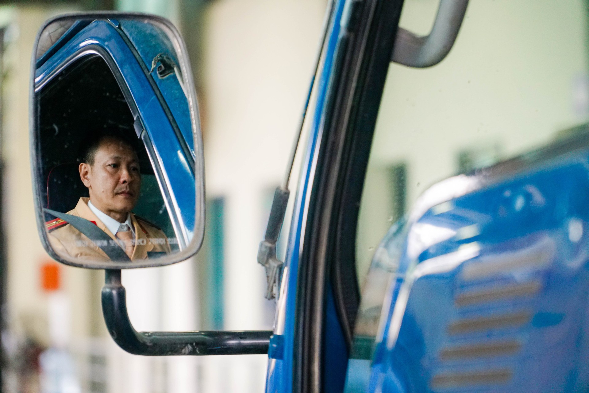 H&igrave;nh ảnh CSGT trong ng&agrave;y đầu hỗ trợ đăng kiểm - Ảnh 9.