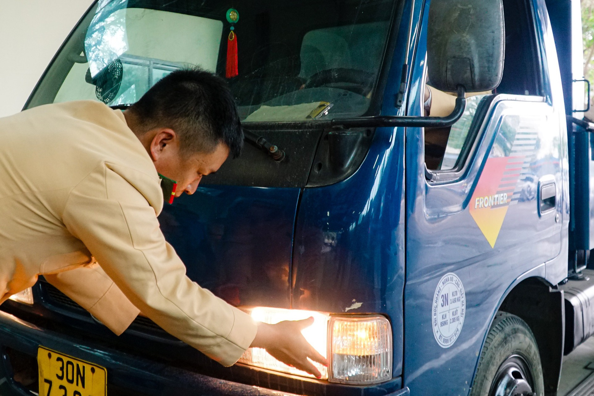 H&igrave;nh ảnh CSGT trong ng&agrave;y đầu hỗ trợ đăng kiểm - Ảnh 8.