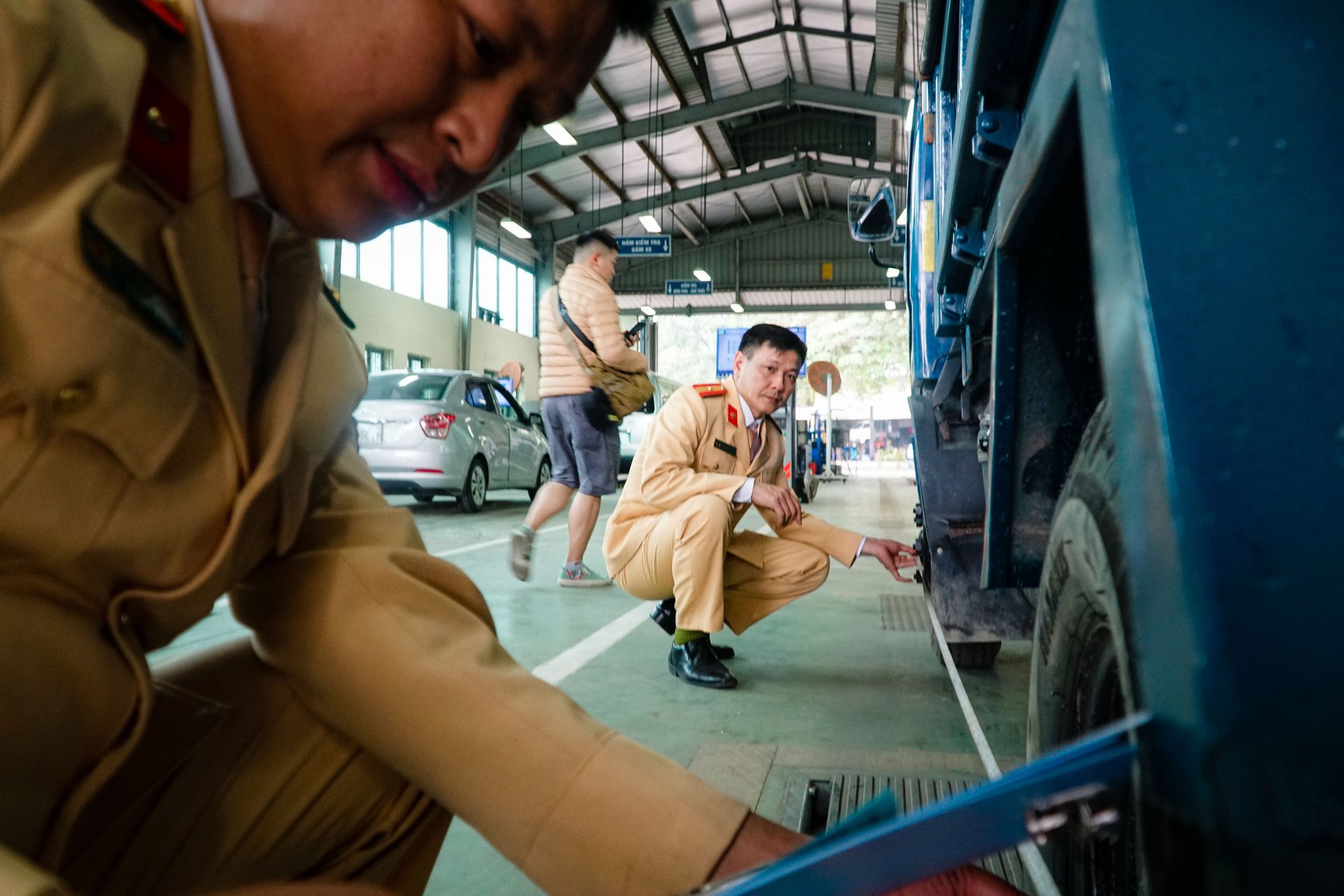 H&igrave;nh ảnh CSGT trong ng&agrave;y đầu hỗ trợ đăng kiểm - Ảnh 12.