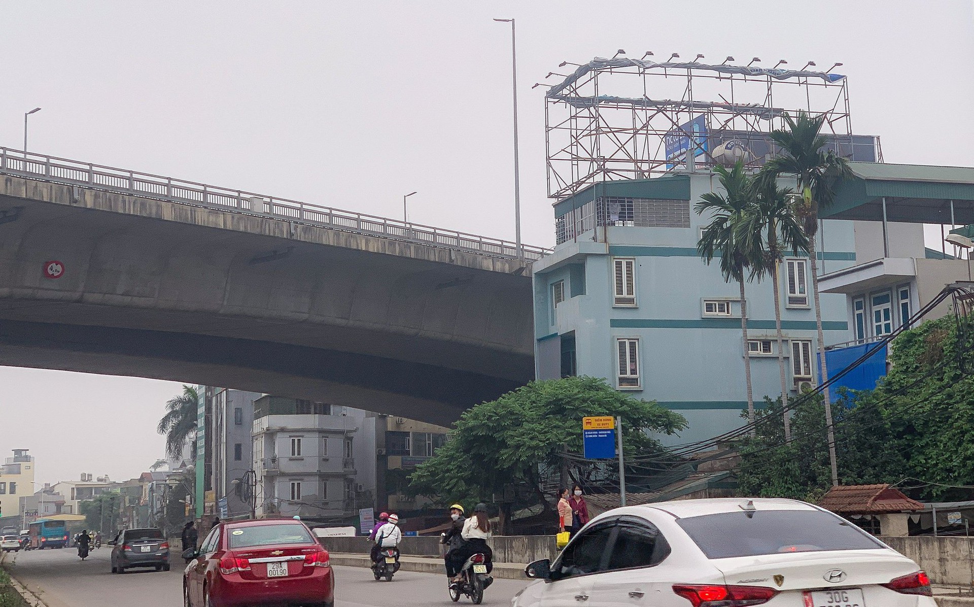 Cận cảnh ma trận bảng biển quảng c&aacute;o c&oacute; dấu hiệu vi phạm trật tự x&acirc;y dựng ở H&agrave; Nội - Ảnh 7.