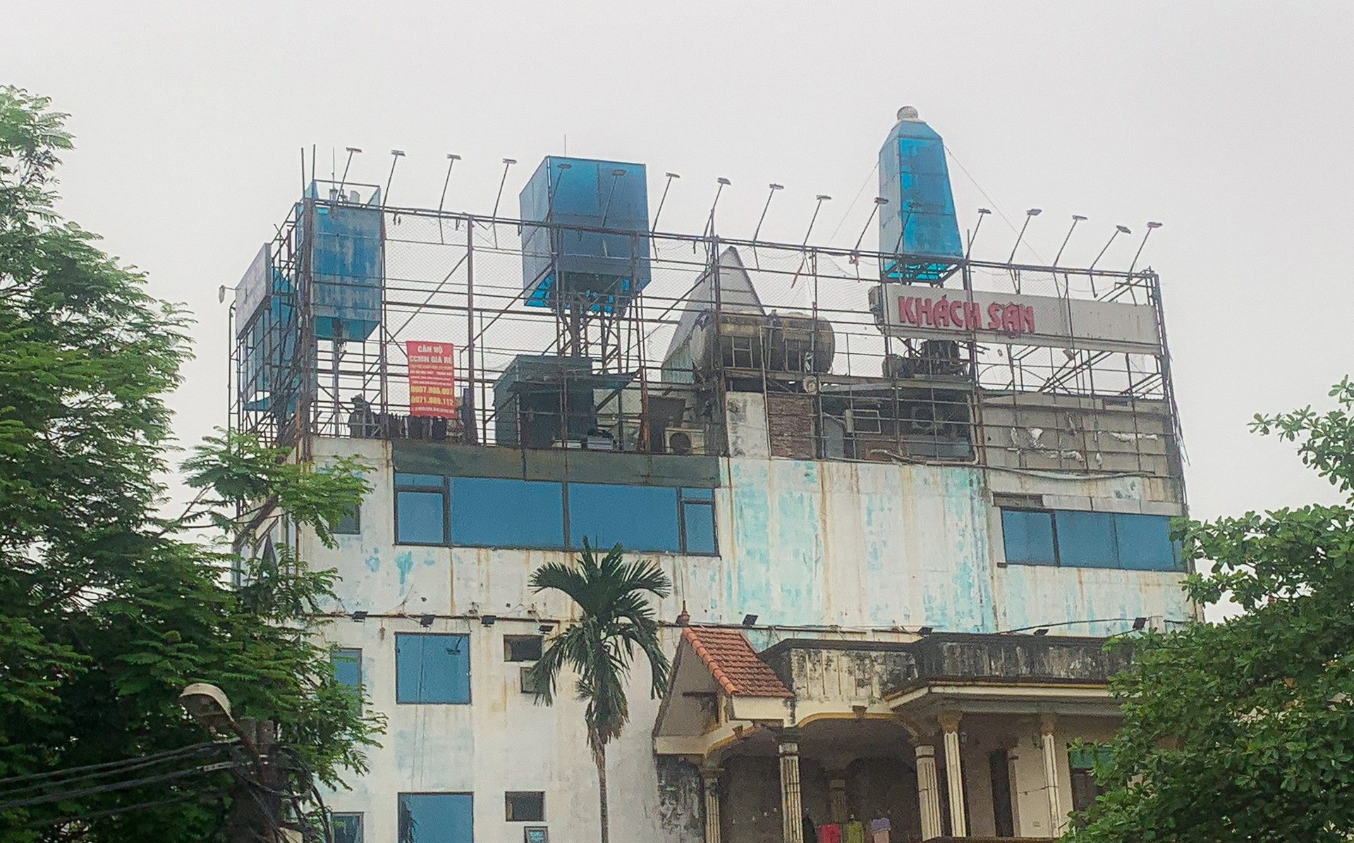 Cận cảnh ma trận bảng biển quảng c&aacute;o c&oacute; dấu hiệu vi phạm trật tự x&acirc;y dựng ở H&agrave; Nội - Ảnh 8.