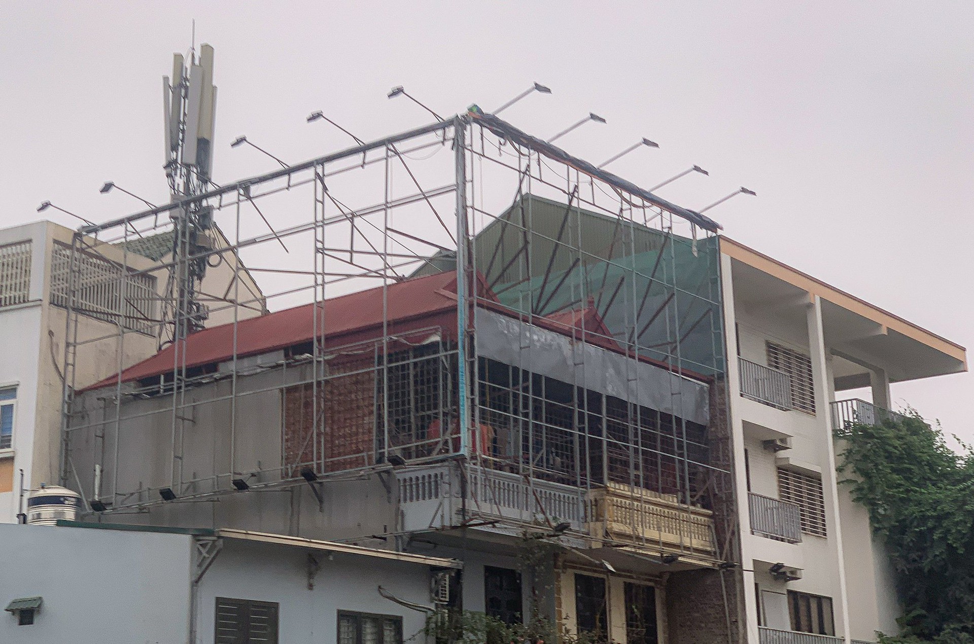 Cận cảnh ma trận bảng biển quảng c&aacute;o c&oacute; dấu hiệu vi phạm trật tự x&acirc;y dựng ở H&agrave; Nội - Ảnh 9.