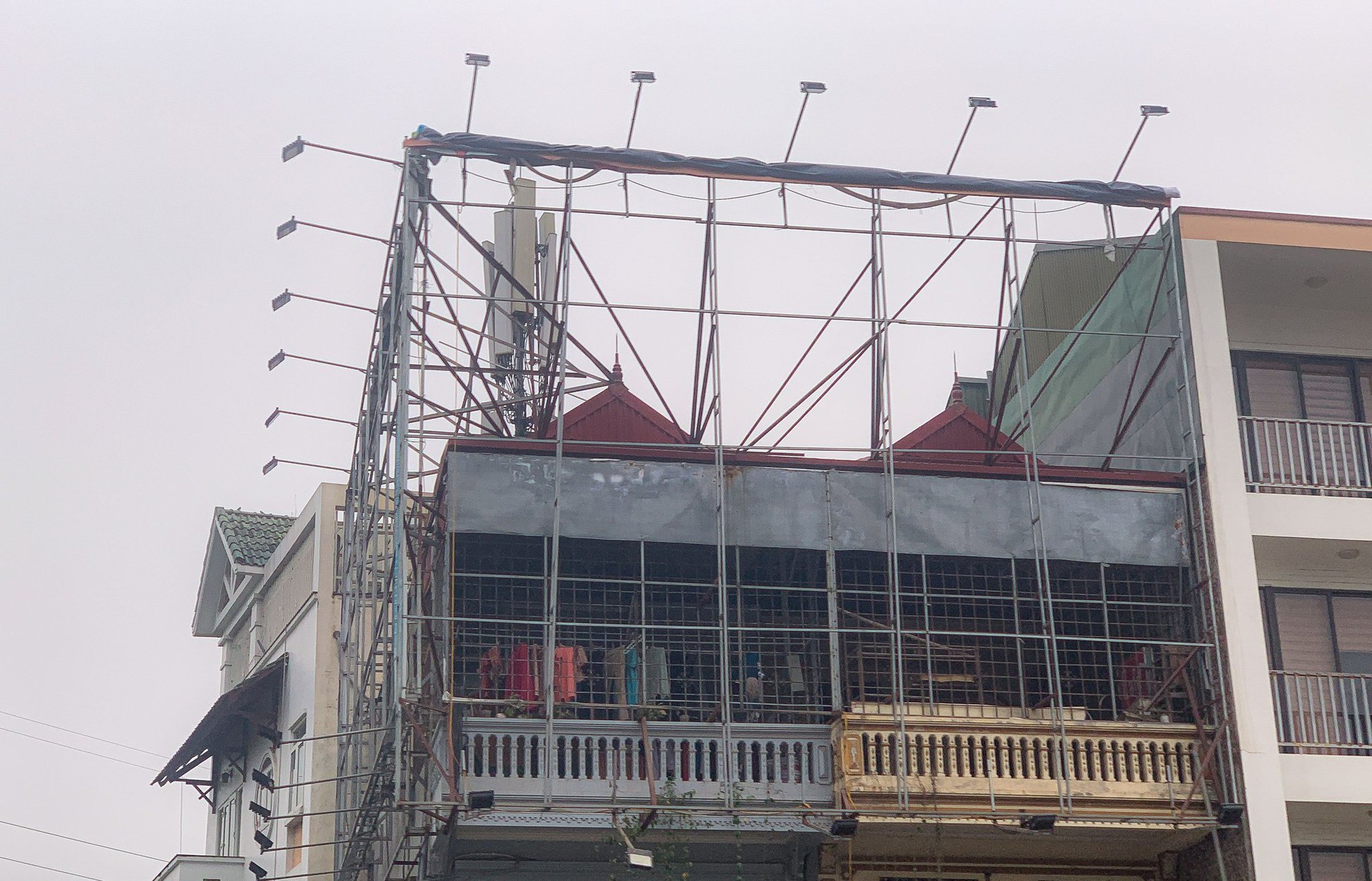 Cận cảnh ma trận bảng biển quảng c&aacute;o c&oacute; dấu hiệu vi phạm trật tự x&acirc;y dựng ở H&agrave; Nội - Ảnh 10.
