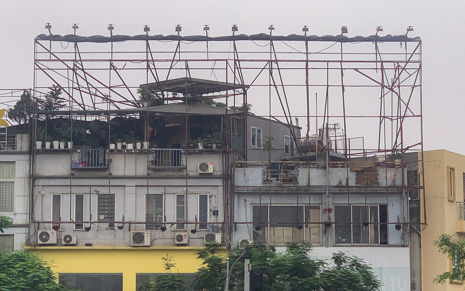 Cận cảnh ma trận bảng biển quảng c&aacute;o c&oacute; dấu hiệu vi phạm trật tự x&acirc;y dựng ở H&agrave; Nội - Ảnh 12.