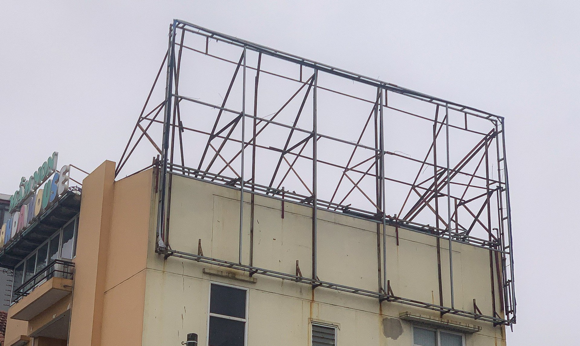 Cận cảnh ma trận bảng biển quảng c&aacute;o c&oacute; dấu hiệu vi phạm trật tự x&acirc;y dựng ở H&agrave; Nội - Ảnh 13.