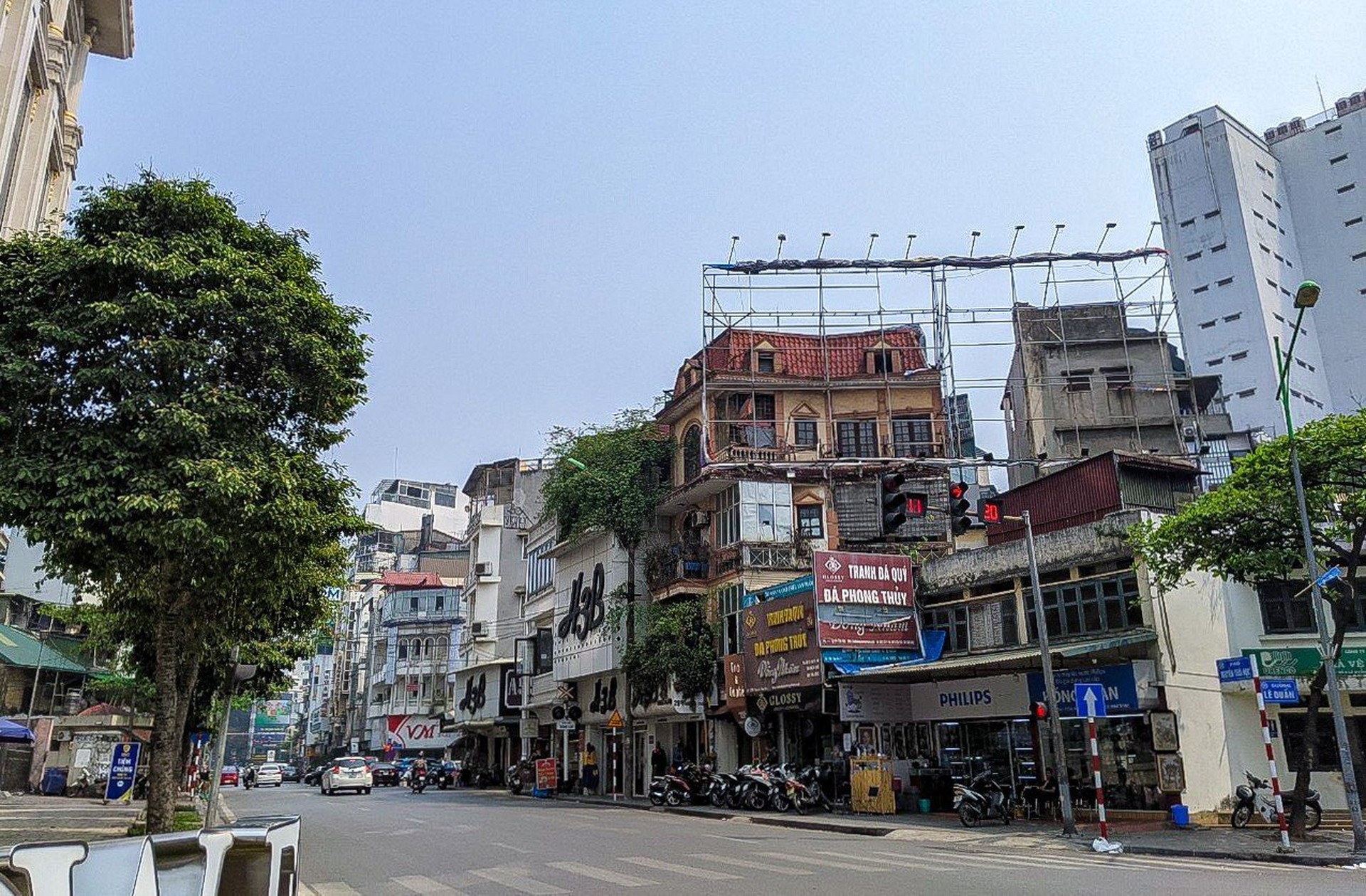 Cận cảnh ma trận bảng biển quảng c&aacute;o c&oacute; dấu hiệu vi phạm trật tự x&acirc;y dựng ở H&agrave; Nội - Ảnh 20.