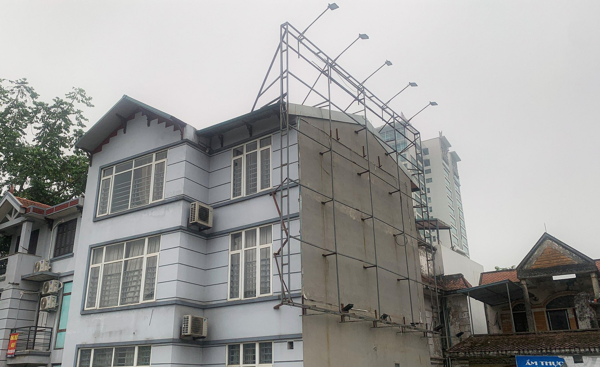 Cận cảnh ma trận bảng biển quảng c&aacute;o c&oacute; dấu hiệu vi phạm trật tự x&acirc;y dựng ở H&agrave; Nội - Ảnh 21.