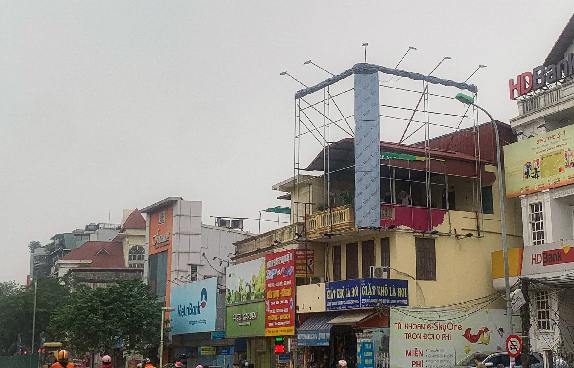Cận cảnh ma trận bảng biển quảng c&aacute;o c&oacute; dấu hiệu vi phạm trật tự x&acirc;y dựng ở H&agrave; Nội - Ảnh 23.