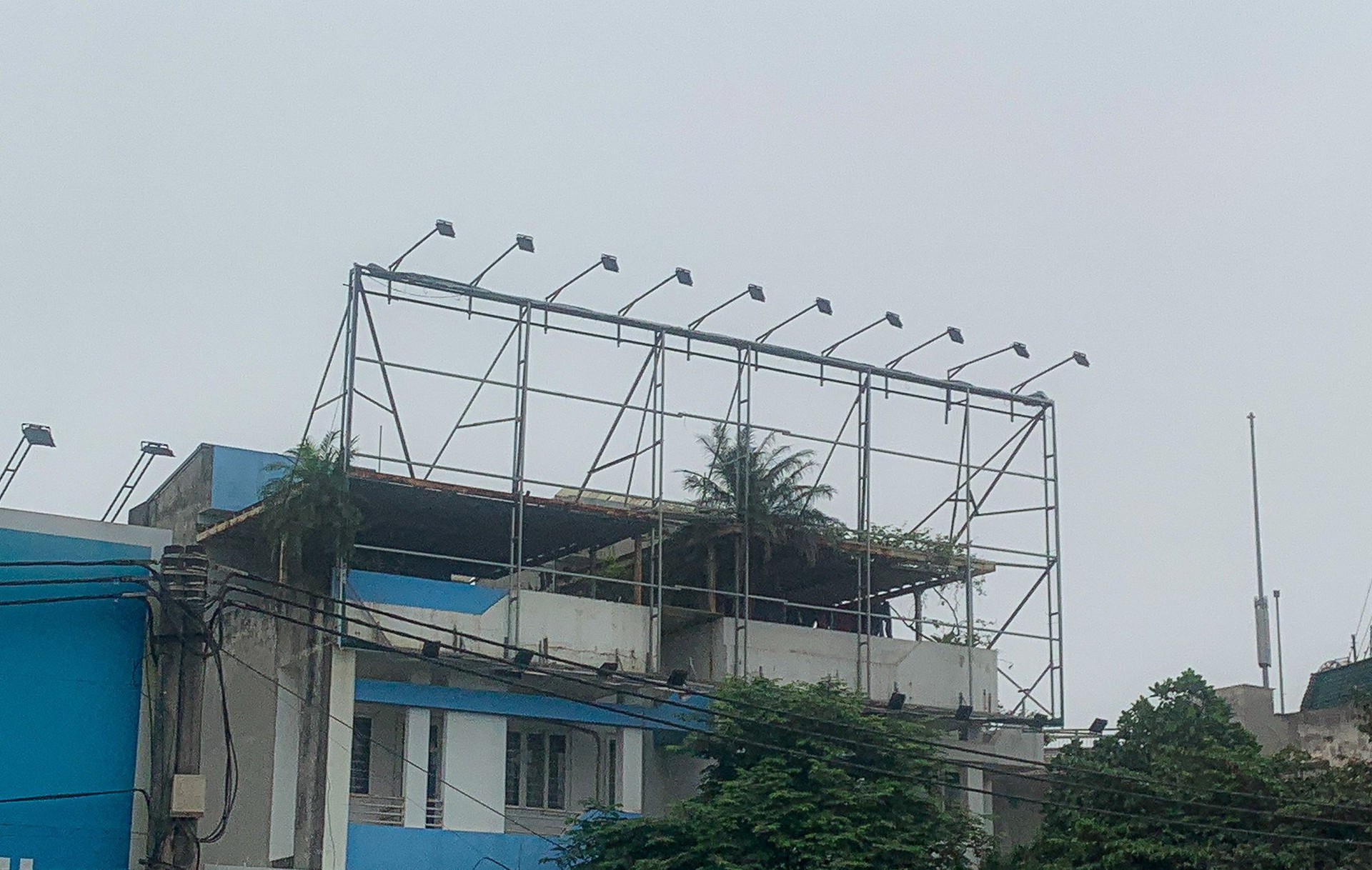 Cận cảnh ma trận bảng biển quảng c&aacute;o c&oacute; dấu hiệu vi phạm trật tự x&acirc;y dựng ở H&agrave; Nội - Ảnh 24.