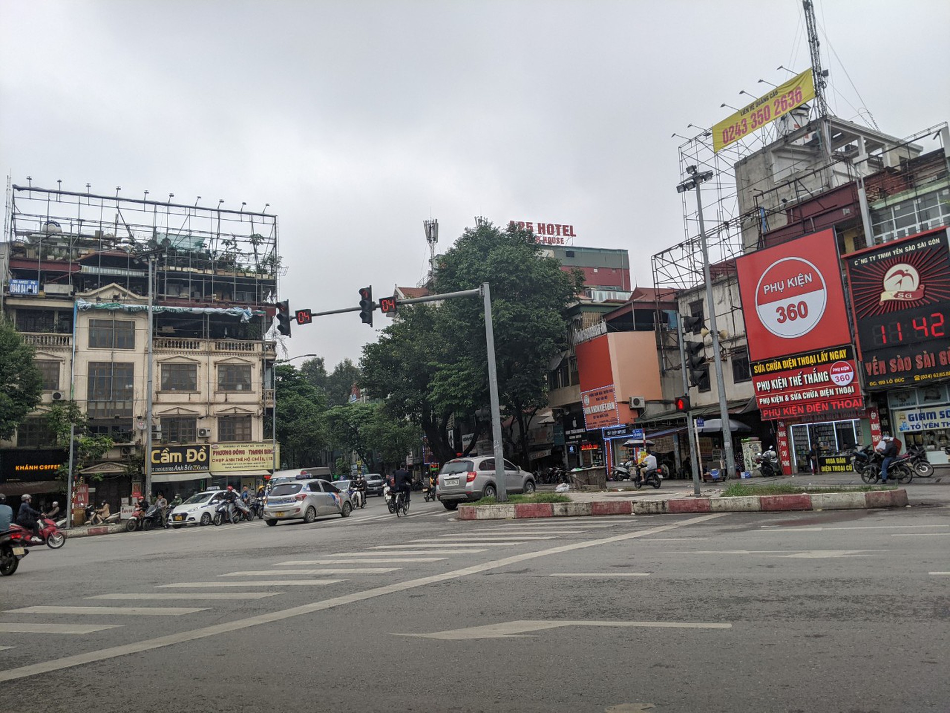 Cận cảnh ma trận bảng biển quảng c&aacute;o c&oacute; dấu hiệu vi phạm trật tự x&acirc;y dựng ở H&agrave; Nội - Ảnh 6.