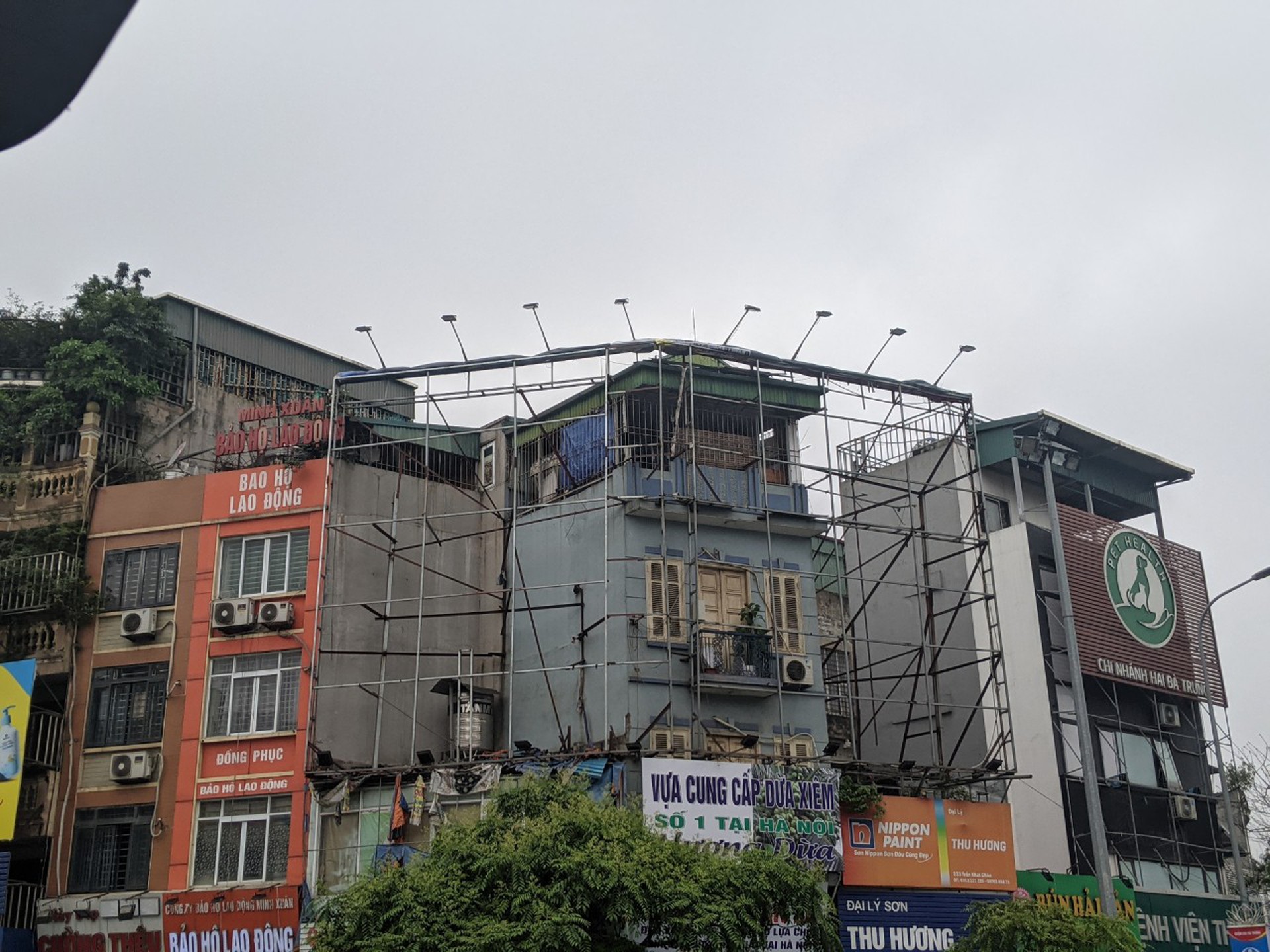 Cận cảnh ma trận bảng biển quảng c&aacute;o c&oacute; dấu hiệu vi phạm trật tự x&acirc;y dựng ở H&agrave; Nội - Ảnh 5.