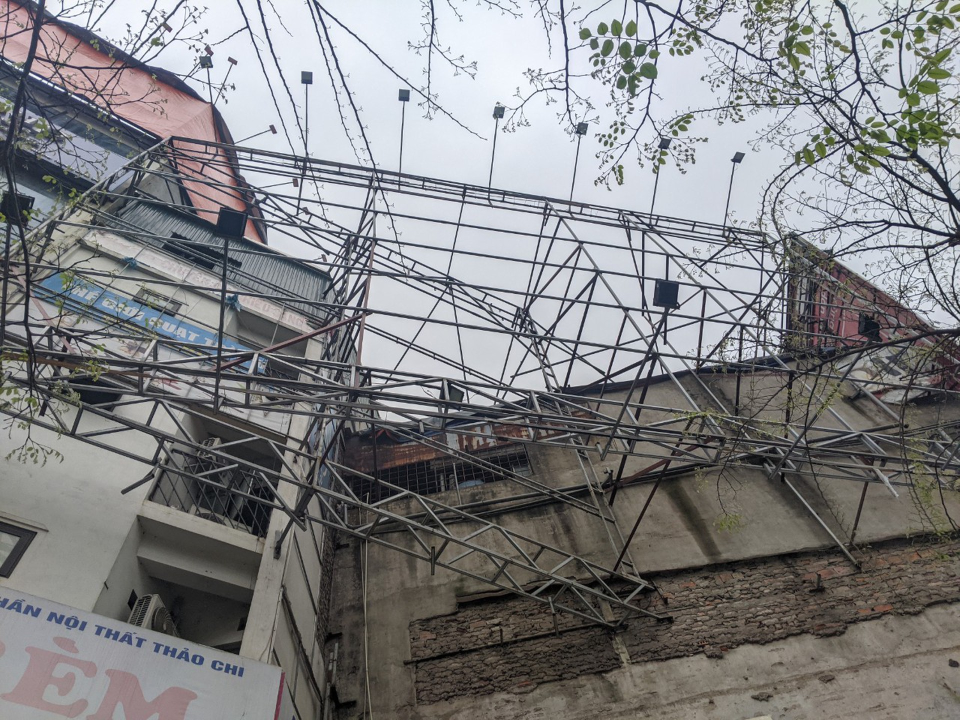 Cận cảnh ma trận bảng biển quảng c&aacute;o c&oacute; dấu hiệu vi phạm trật tự x&acirc;y dựng ở H&agrave; Nội - Ảnh 3.